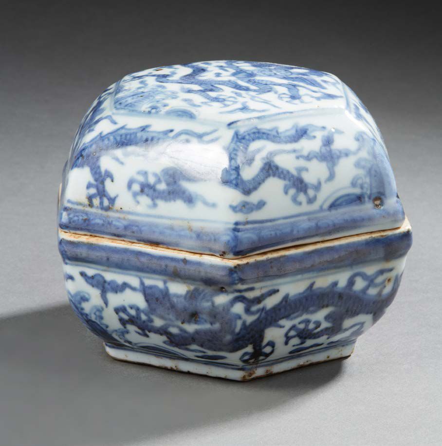 CHINE Hexagonal covered porcelain box decorated in blue underglaze with dragons &hellip;