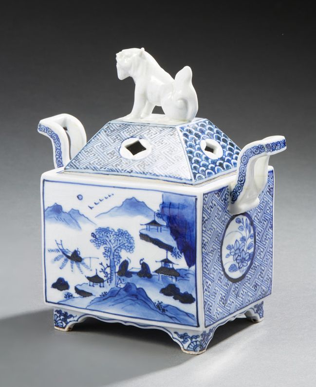 JAPON 
瓷质四角形香水瓶，饰以蓝色的风景和格子



20世纪的前三分之一



高：17.5厘米

(修复)