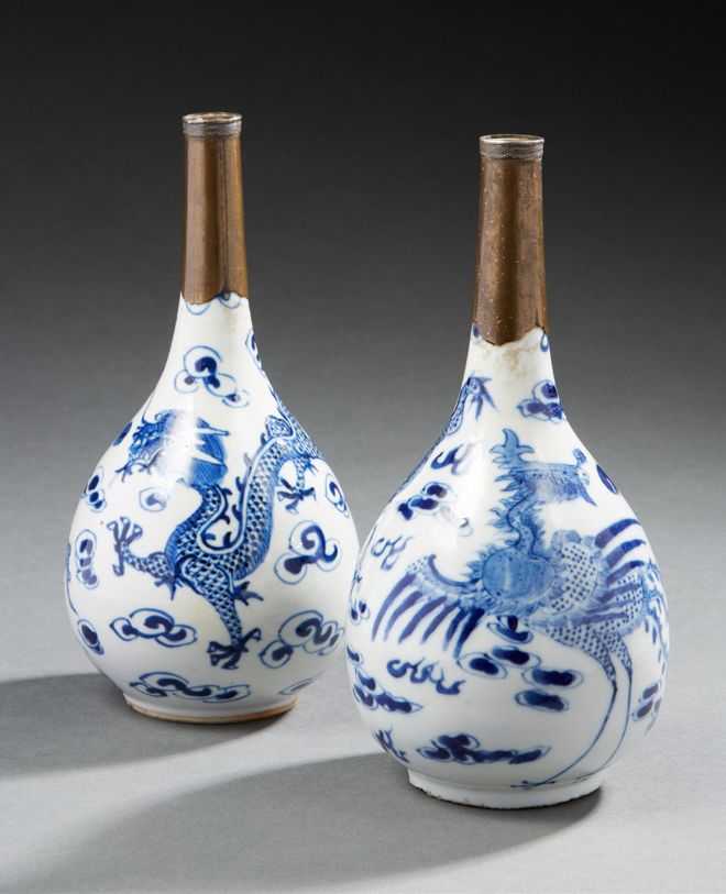 VIETNAM Paire de petits vases à long col étroit en porcelaine décorés de dragons&hellip;