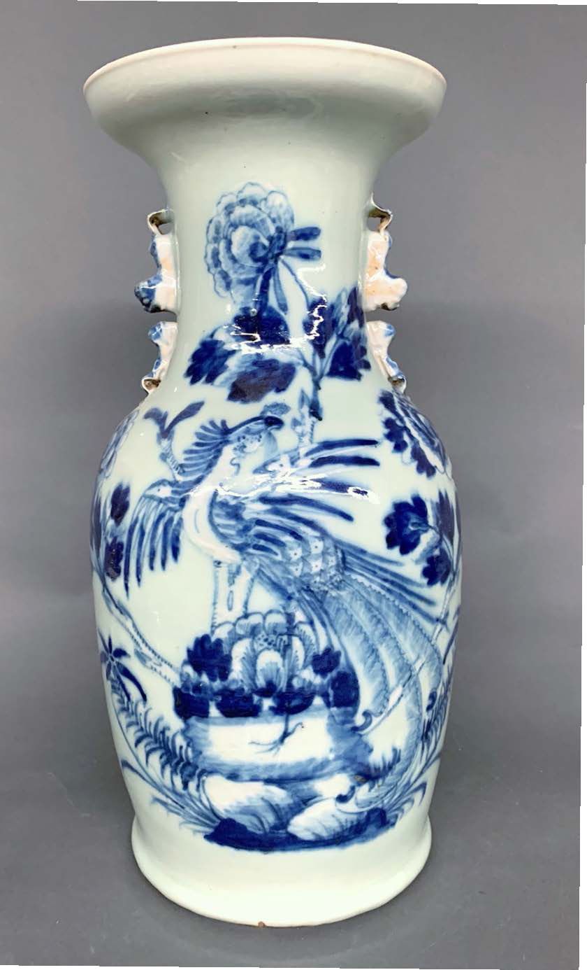 CHINE Jarrón balaustre de porcelana decorado en azul bajo vidriado con un fénix &hellip;