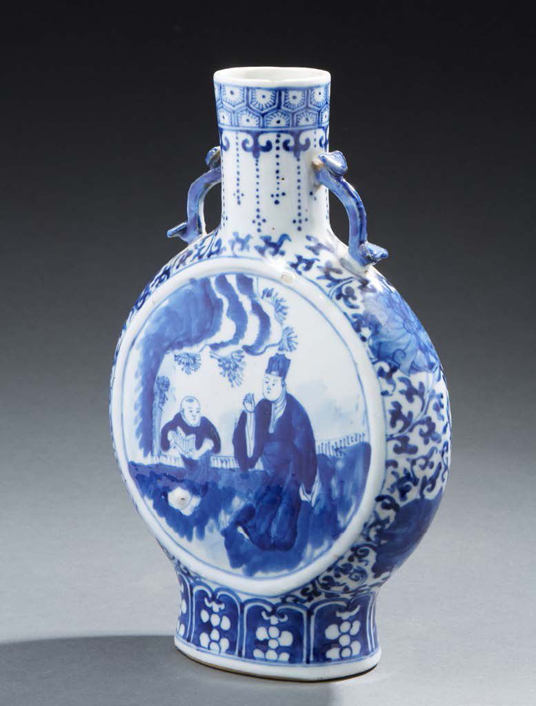 CHINE 瓷器 "月壶 "葫芦形花瓶，釉下青花饰有学者和他们的学生在莲花和叶子的框架下的风景，背面有康熙四字款
19世纪末
高：30厘米