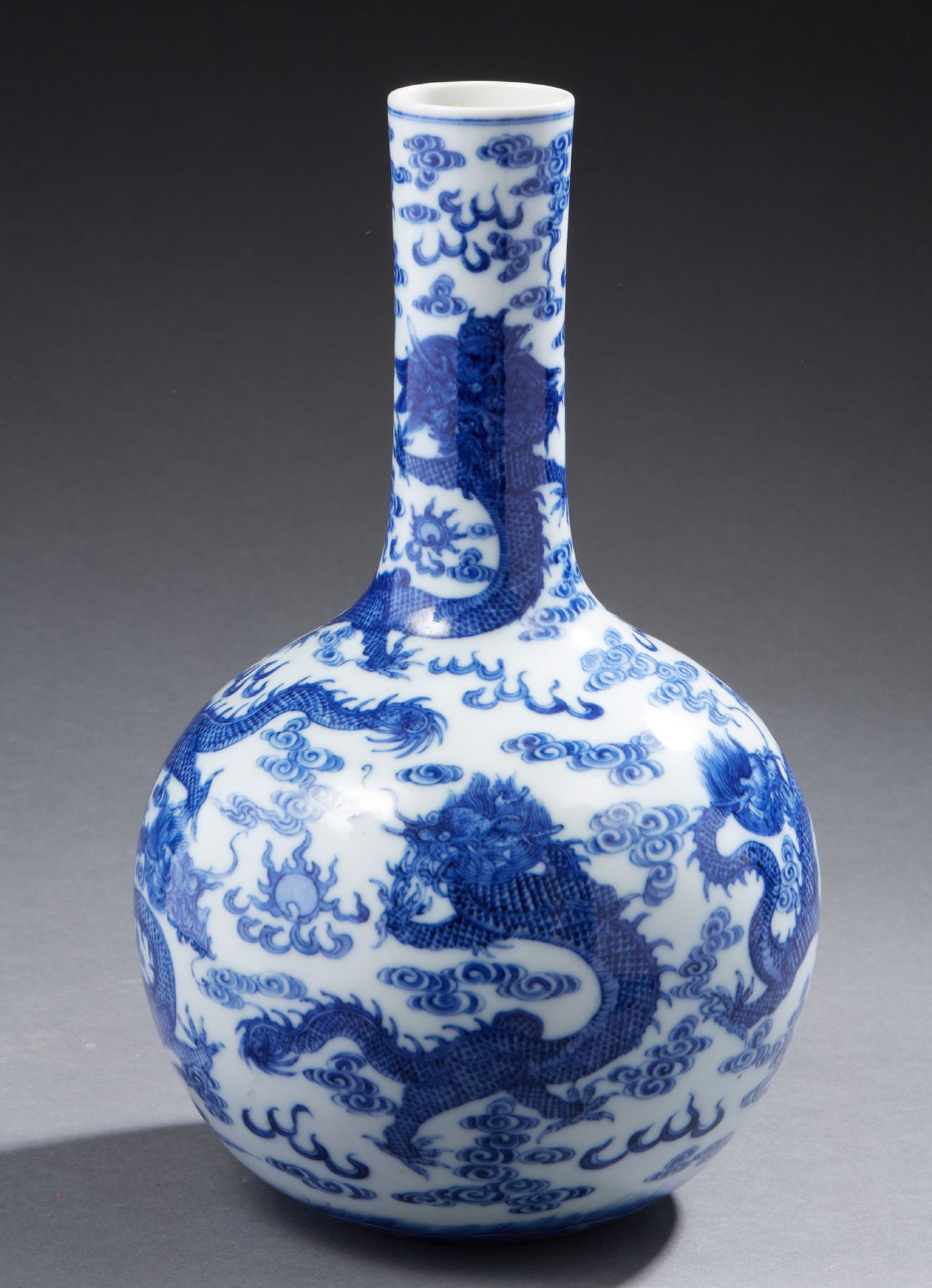 CHINE Jarrón de botella con cuello largo y estrecho, decorado en azul bajo vidri&hellip;