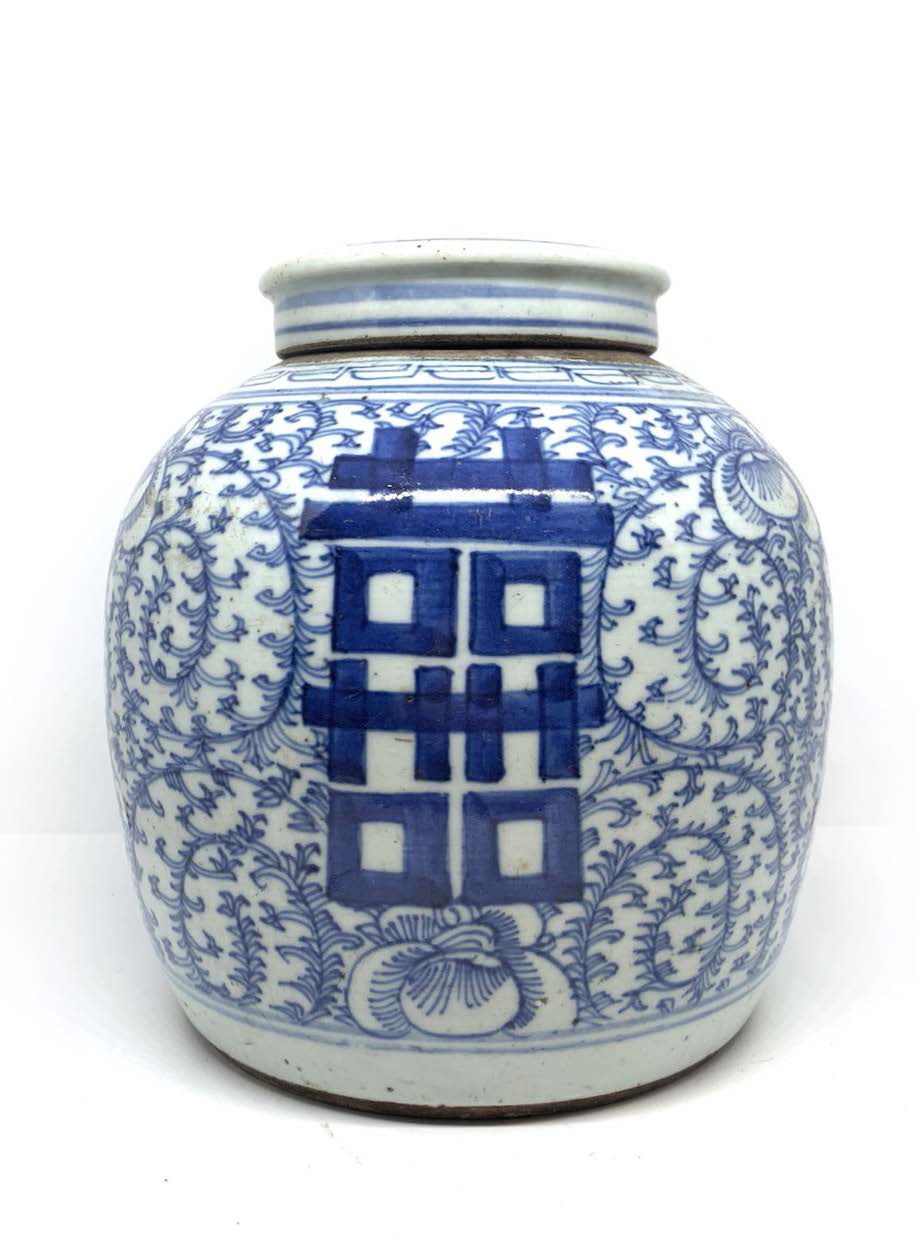 CHINE Porcelain covered ginger pot decorated in blue underglaze with auspicious &hellip;