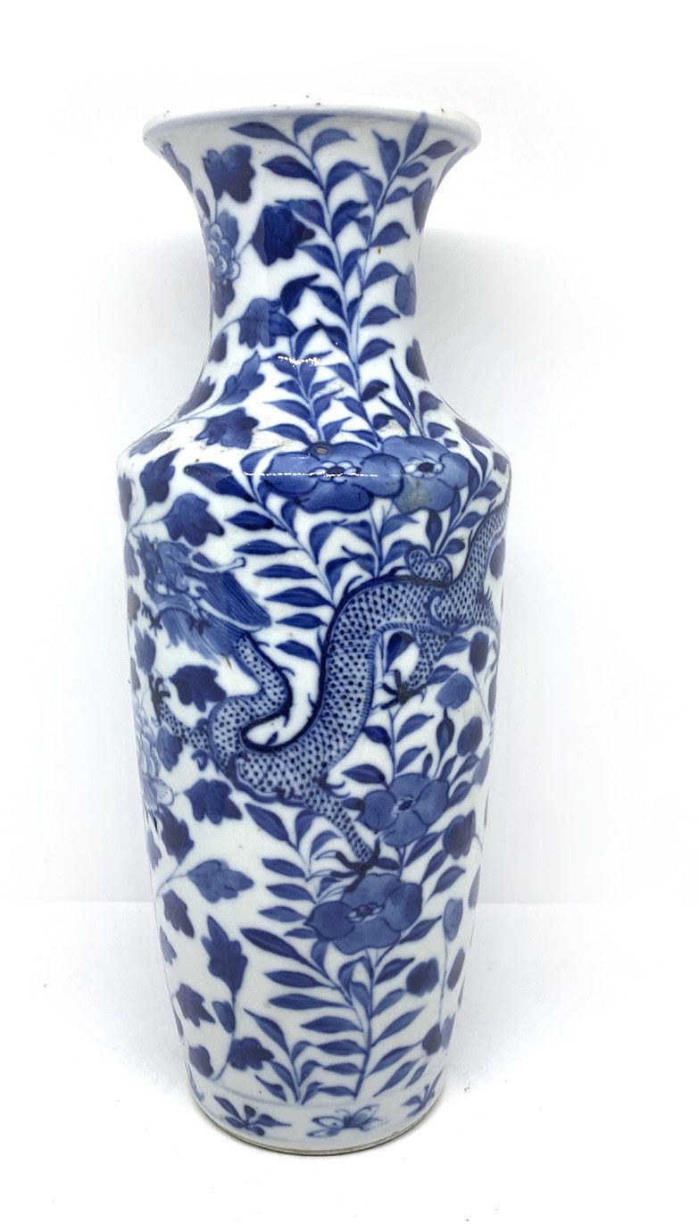 CHINE Petit vase rouleau en porcelaine décoré en bleu de deux dragons à quatre g&hellip;
