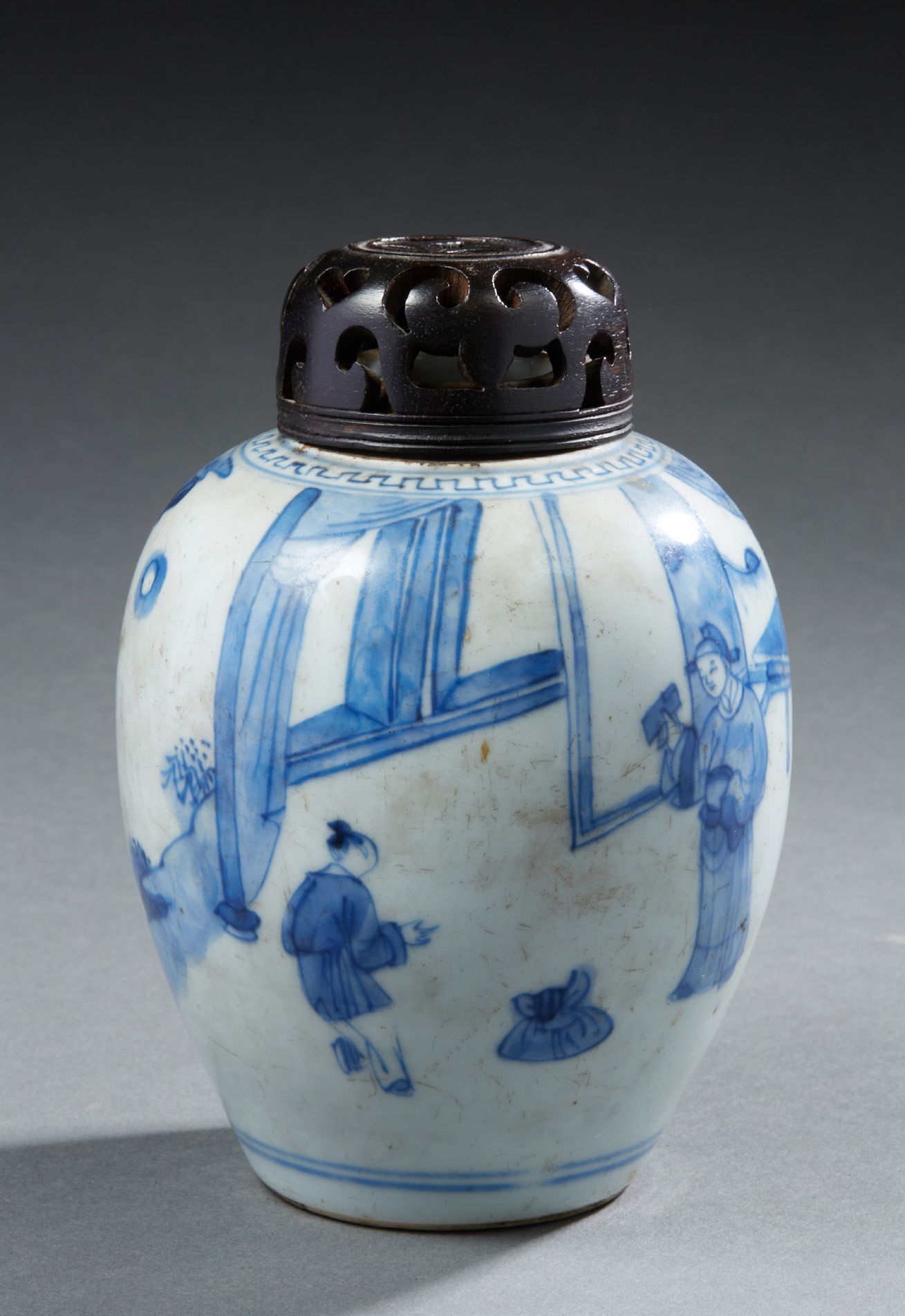CHINE 釉下青花小卵形瓷瓶，饰以亭台楼阁上的书生和他的仆人。镂空木制后盖
康熙早期，1662 - 1722
高：14.5厘米
