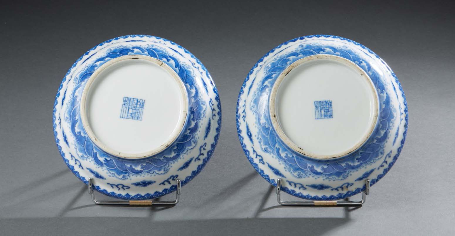 CHINE 一对圆形的瓷碗，外面用蓝色装饰着小波浪，火焰和云朵，周围有如意的楣子。
背面有乾隆年款
20世纪
直径：17.5厘米