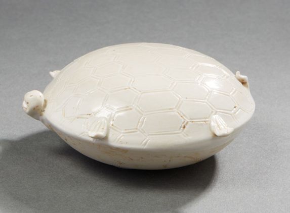 CHINE 白釉瓷变幻莫测的乌龟形象（学者的物品？）
20世纪
Diam: 9 cm.