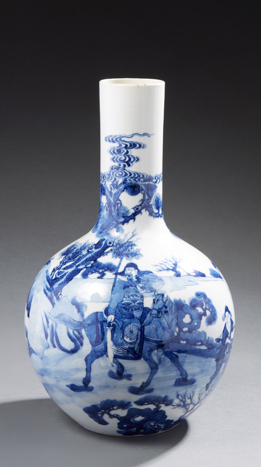 CHINE A long narrow-necked porcelain bottle vase decorated in blue underglaze wi&hellip;