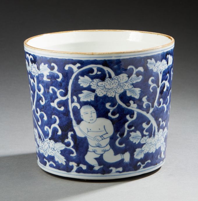 CHINE Portacepillos cilíndrico de porcelana decorado en azul bajo vidriado con g&hellip;