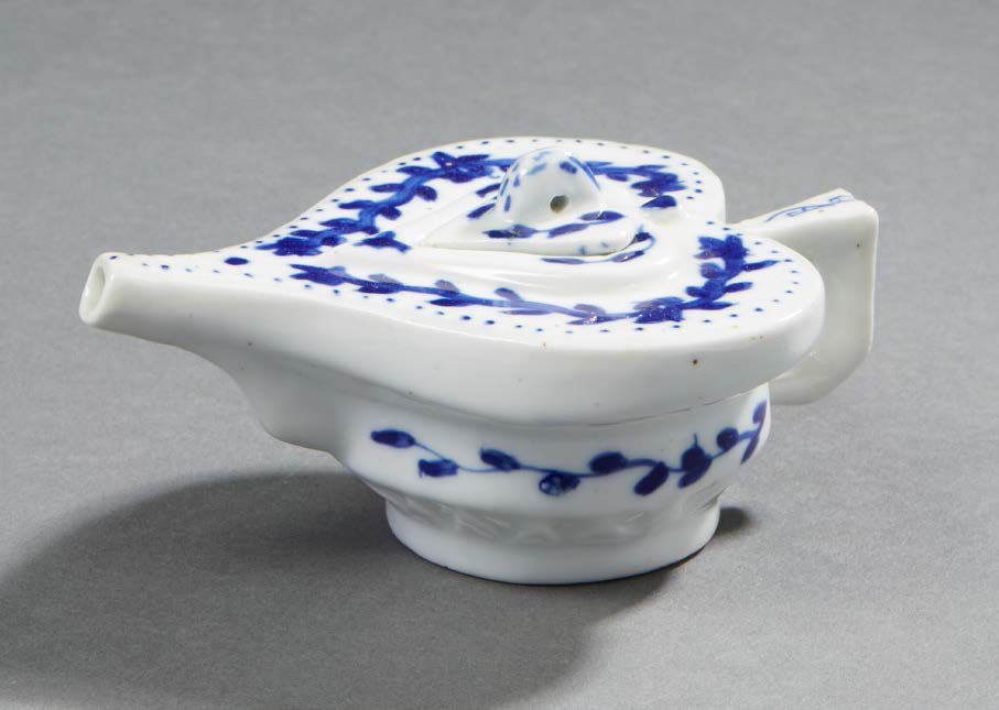 CHINE 小心形瓷器 "鸭子的马勒德 "咖啡壶，背面有雍正标记
20世纪
长：13厘米