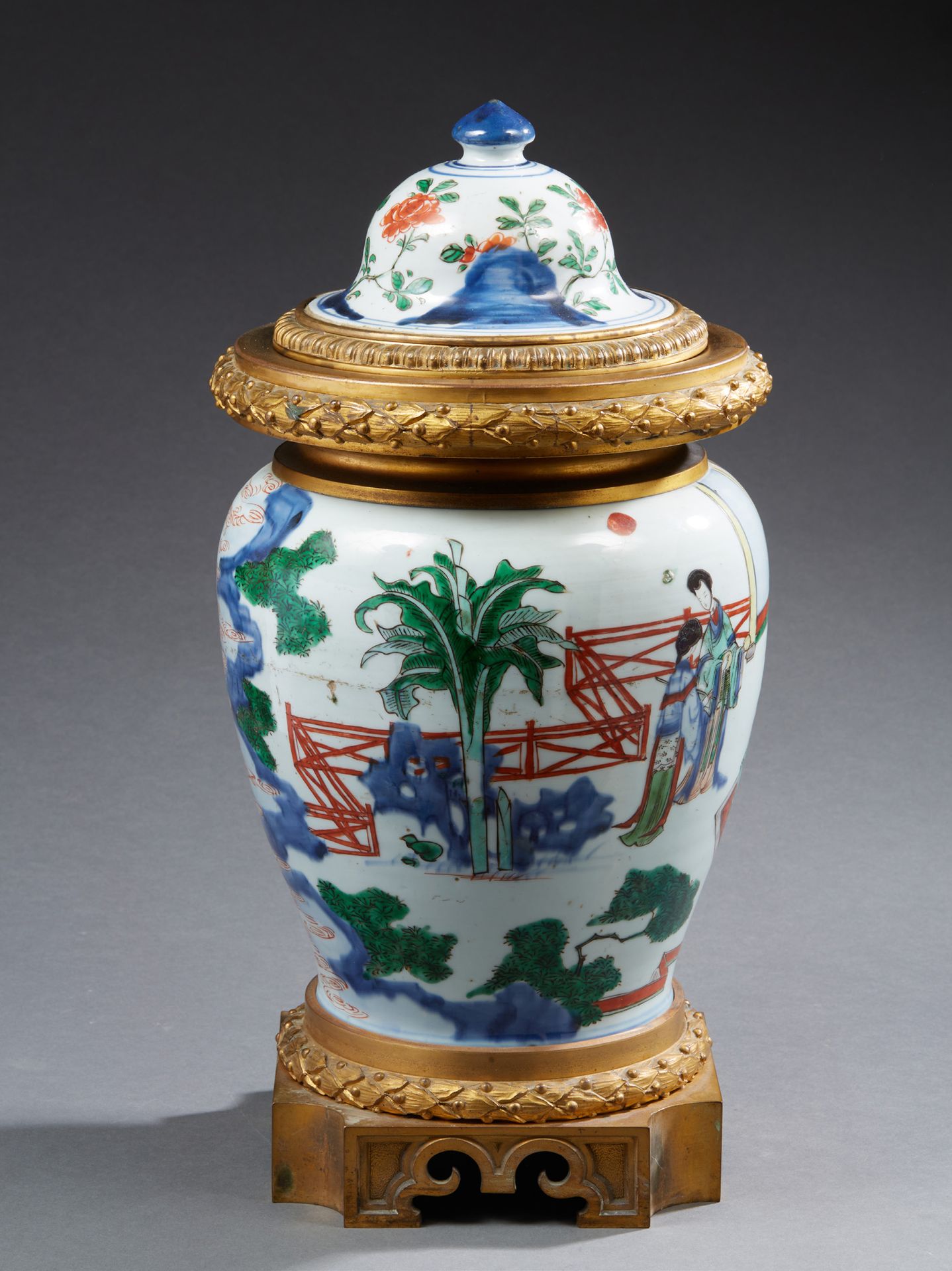CHINE 一个有盖瓷瓶，用五彩珐琅彩装饰着露台上的妇女集会，有舞者、乐师和仆人，然后是坐在椅子上的贵妇人
顺治时期，1644 - 1661
在欧洲改编自底层、&hellip;