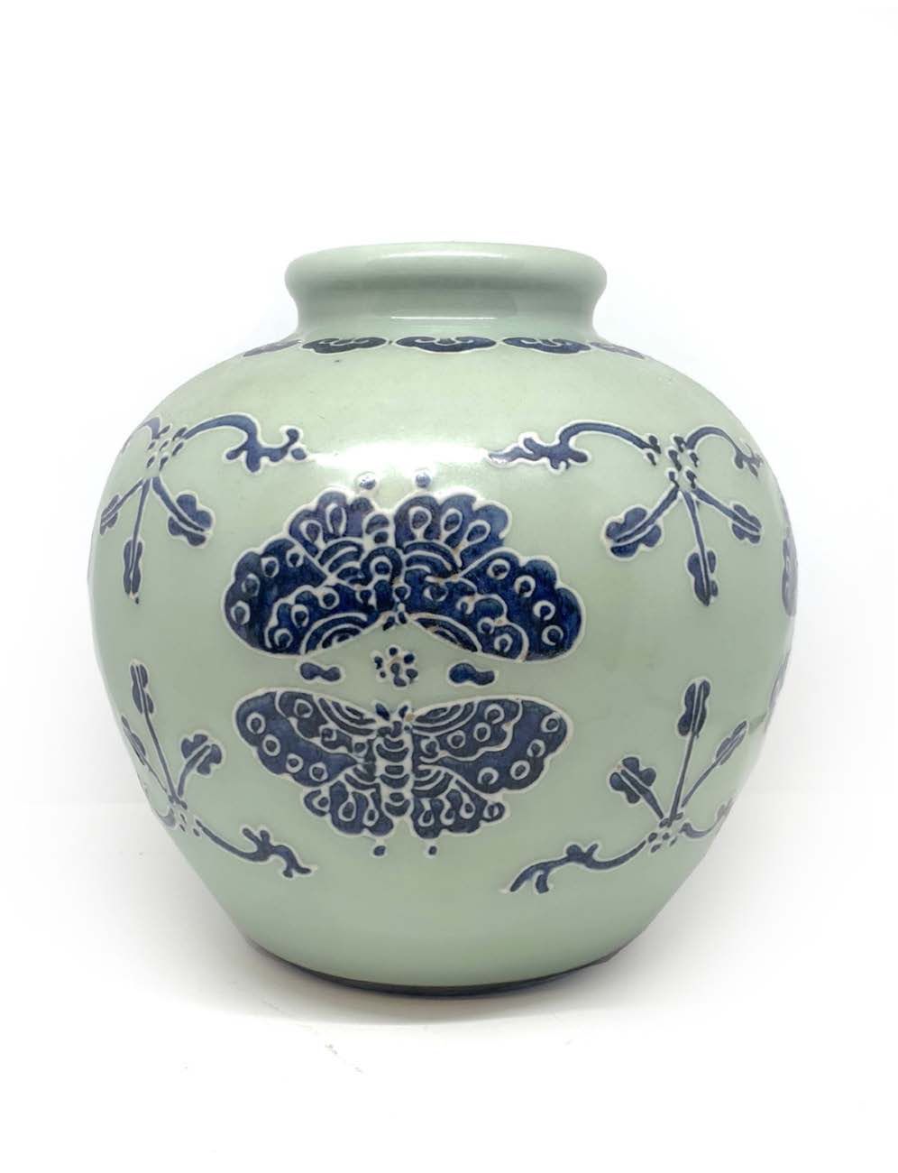 CHINE Vase ovoide en porcelaine à décor de papillons stylisés en bleu sous couve&hellip;