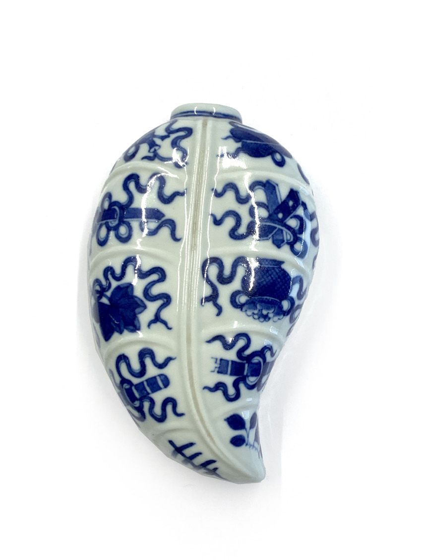 CHINE A small porcelain leaf vase decorated in blue underglaze with precious obj&hellip;