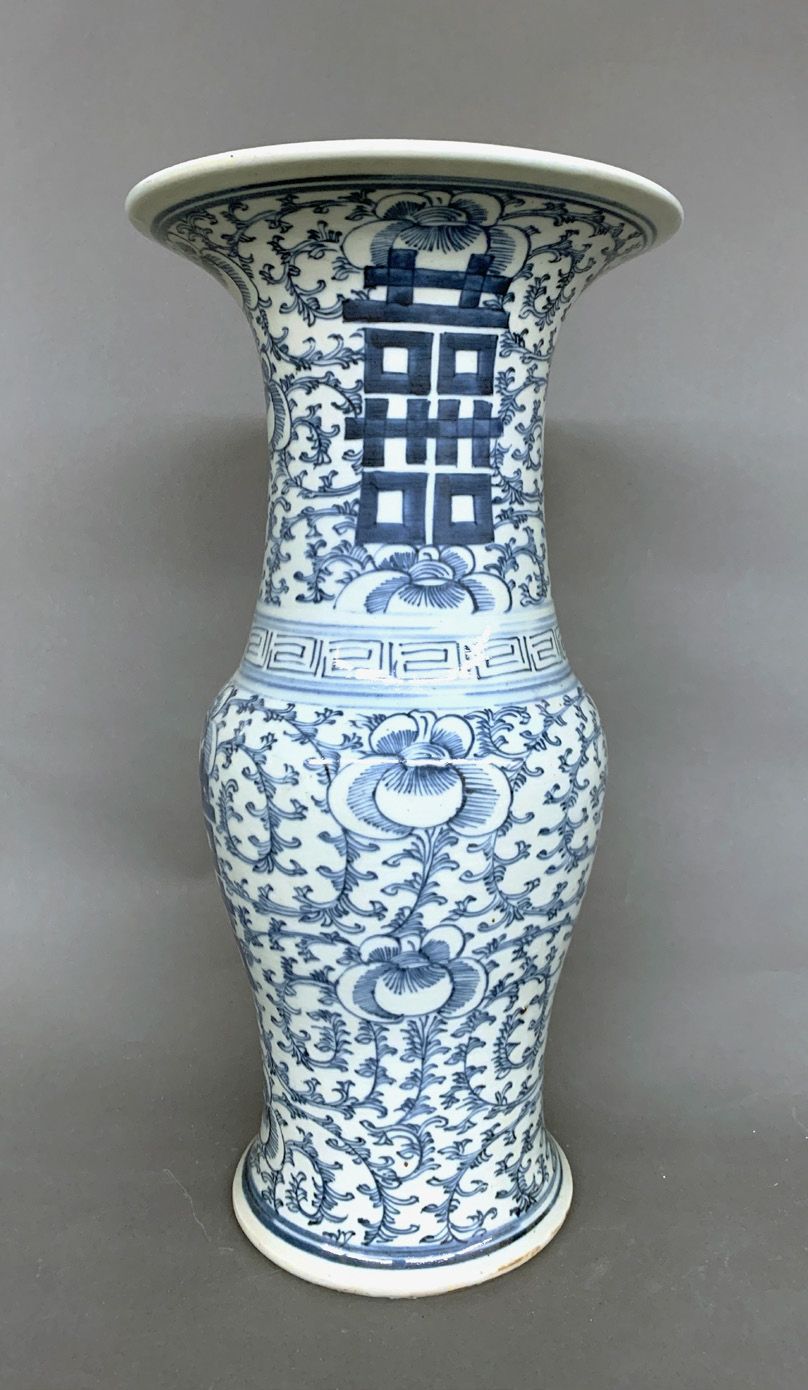CHINE Jarrón de balaustre de porcelana decorado en azul bajo vidriado con símbol&hellip;