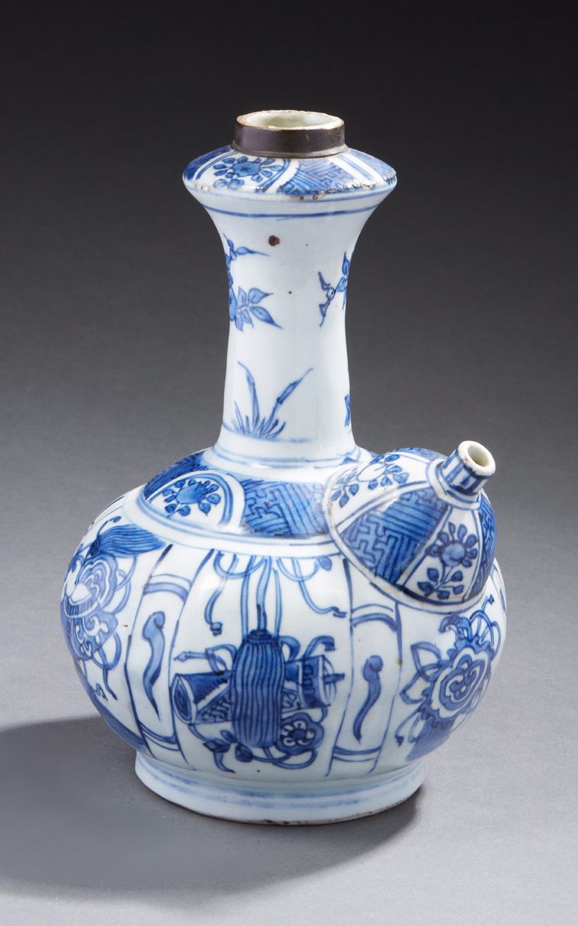 CHINE Kendi en porcelaine décoré en bleu sous couverte d'objets précieux dans de&hellip;