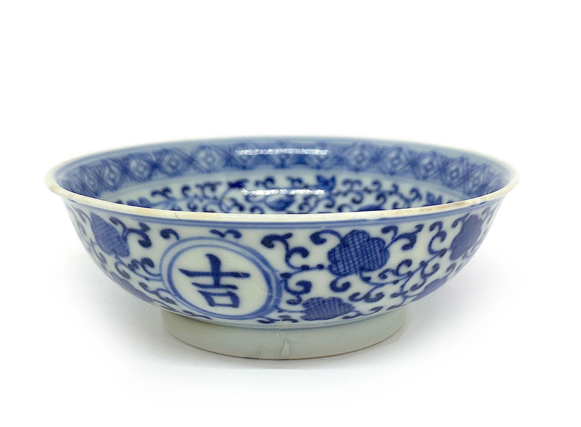 CHINE Raro plato de porcelana imperial decorado en azul bajo vidriado con un lot&hellip;