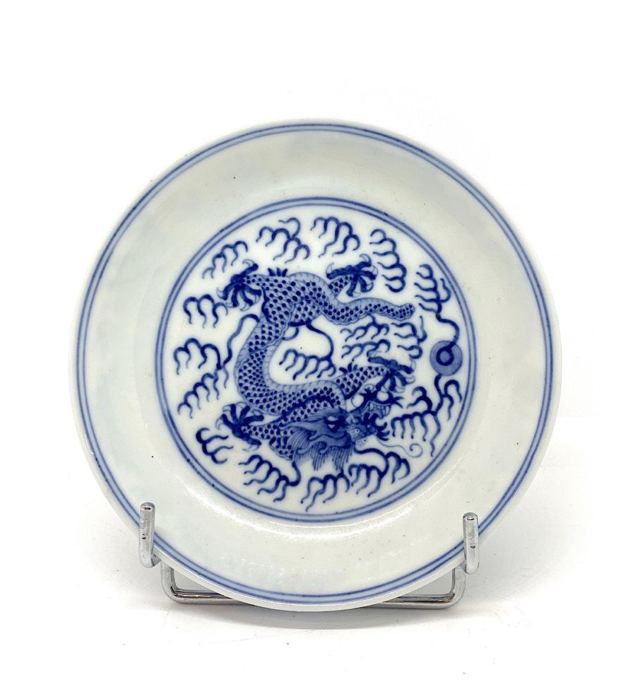 CHINE Pequeño plato de porcelana con decoración azul bajo vidriado de dragones p&hellip;