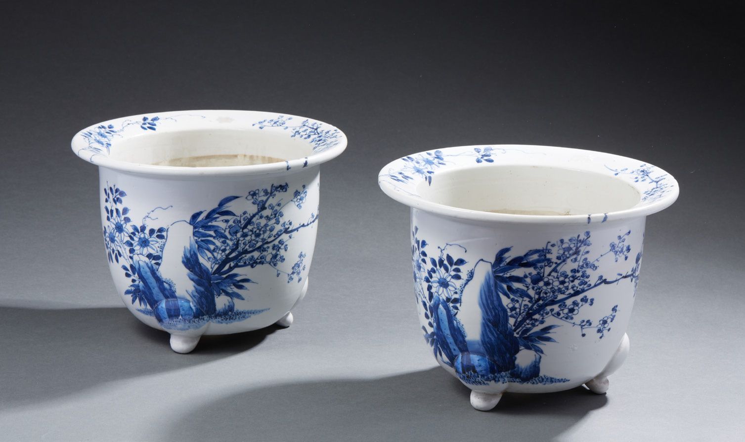 JAPON Paire de caches pots circulaires en porcelaine décorés en bleu de prunus e&hellip;
