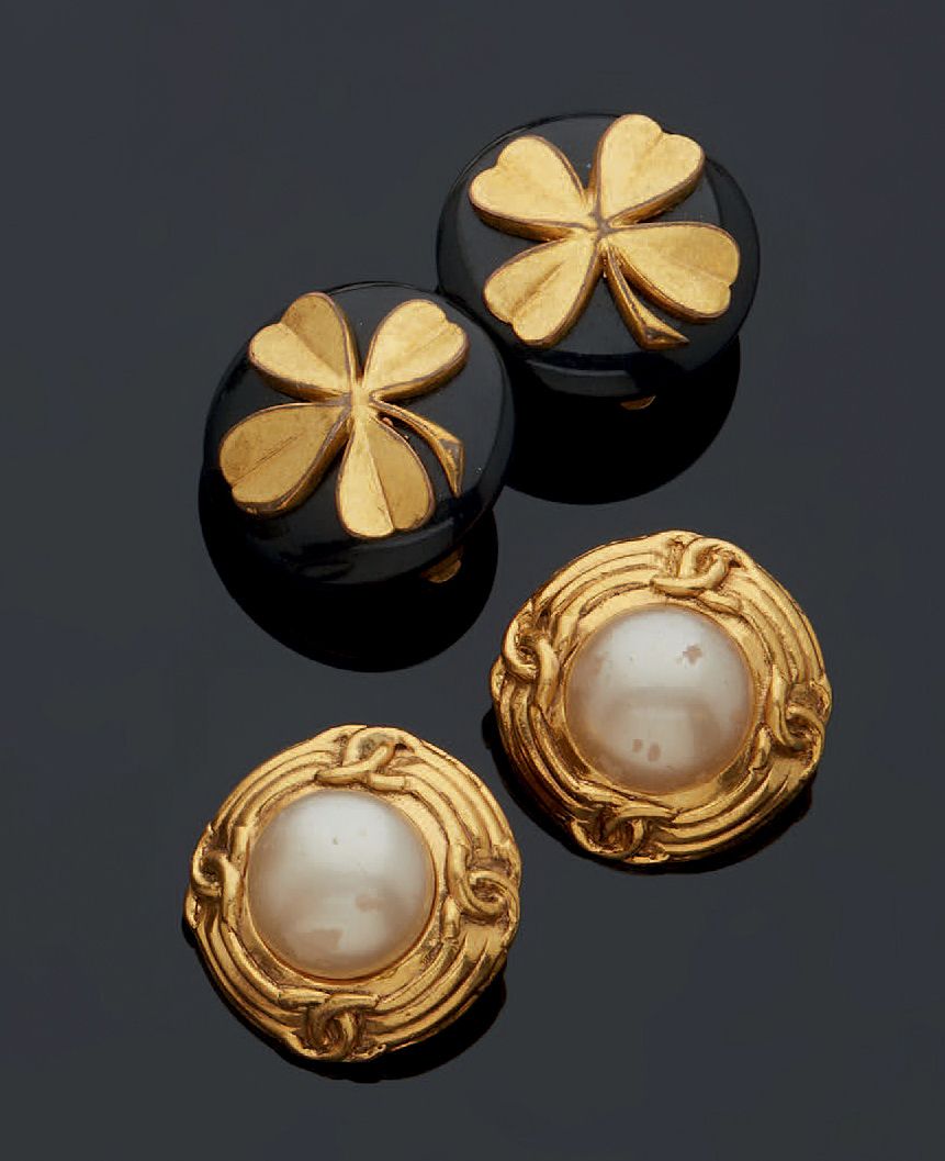 CHANEL Deux paires de CLIPS D'OREILLES en métal et matières de composition.