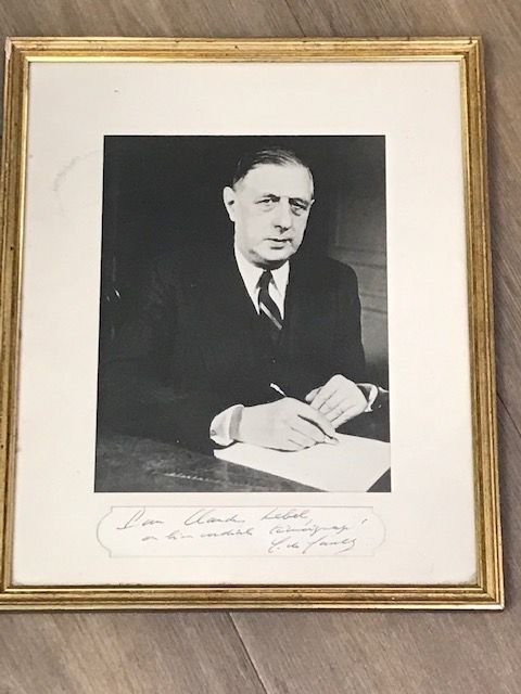 Null 戴高乐总统的黑白照片，并为克劳德-勒贝尔亲笔签名，这是一个亲切的见证。

尺寸 : 22,5 x17cm