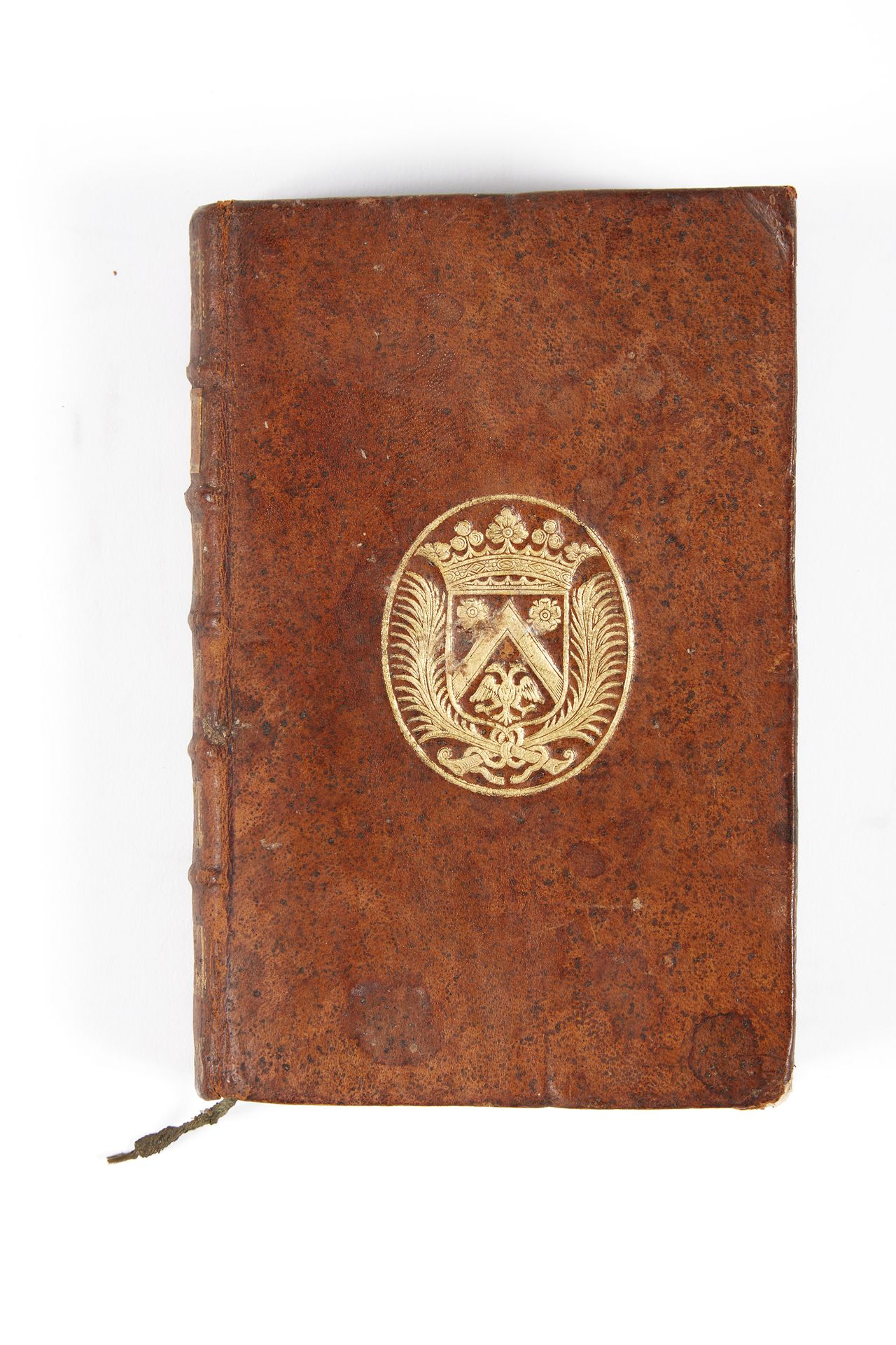 Null NANTES]。南特市政厅的金书。南特，Veuve Antoine Marie, s.D.1卷，12开本。18世纪的小牛皮，木板中央有镀金的臂章，书脊&hellip;