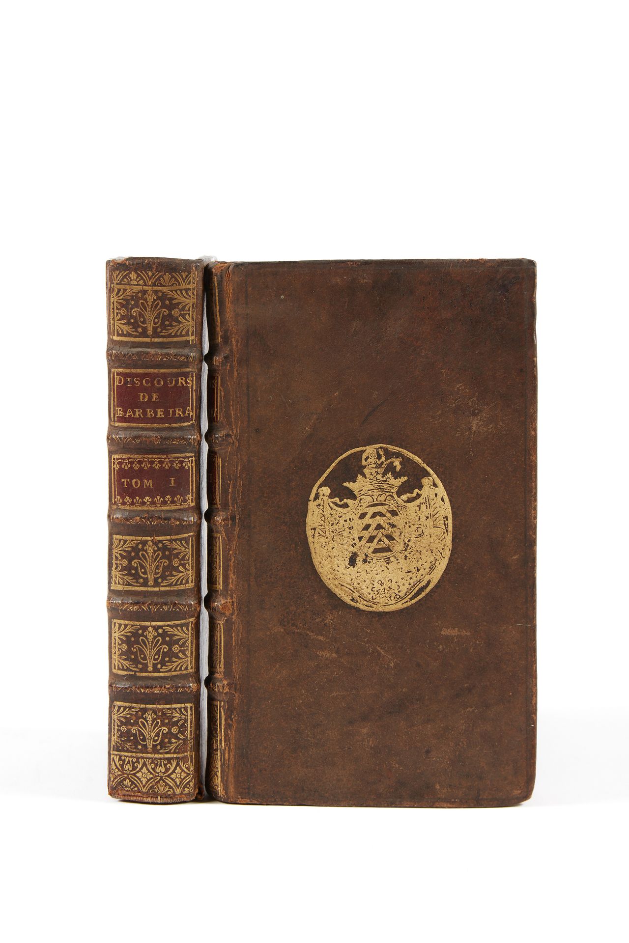 BARBEYRAC. 关于各种重要事项的演讲集。阿姆斯特丹，皮埃尔-亨伯特，1731年。2卷，12开本。全现代小牛皮，木板中央有鎏金臂，书脊有棱纹和装饰，红色摩&hellip;