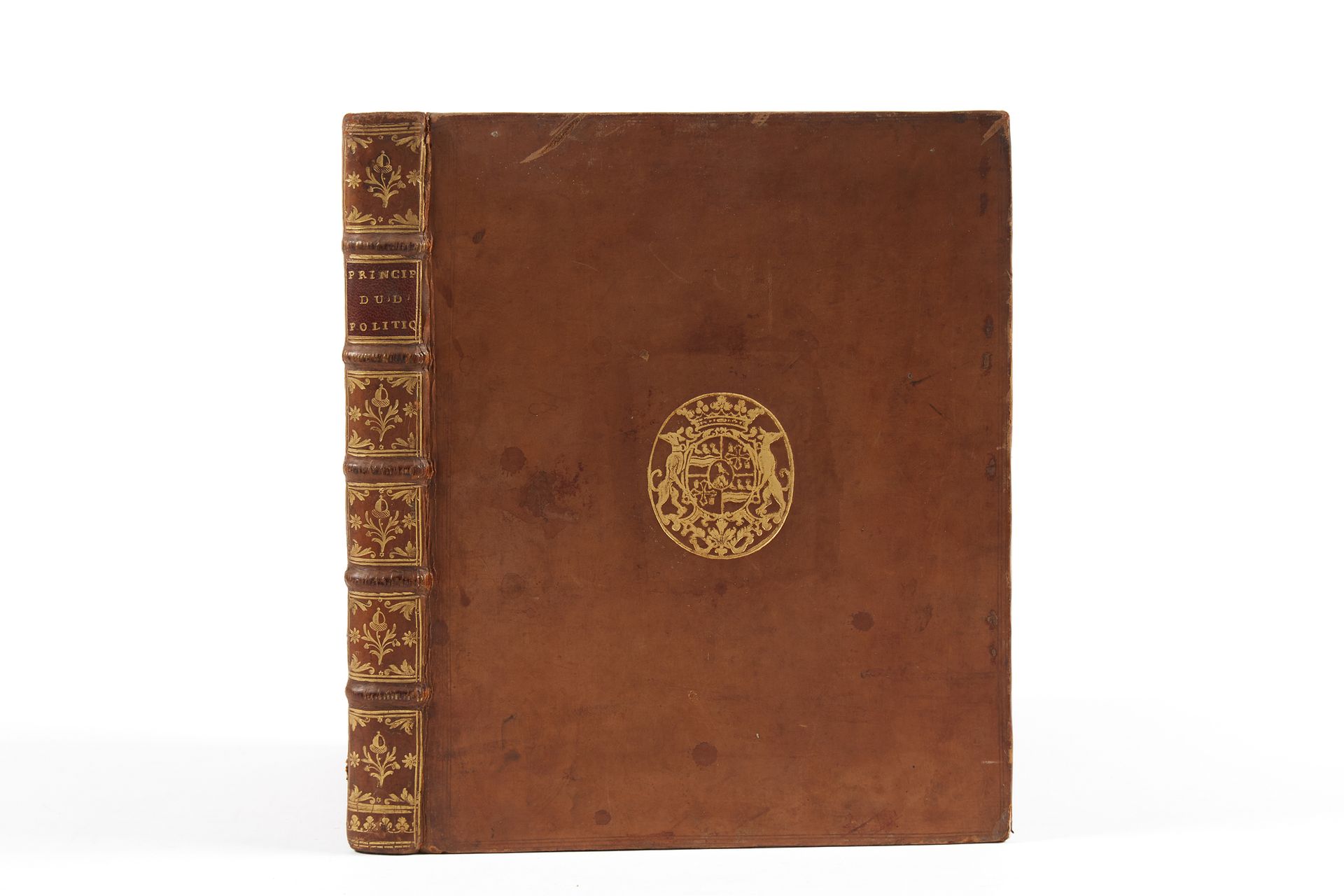 [BURLAMAQUI, Jean-Jacques]. 政治法的原则。阿姆斯特丹，扎卡里-查斯特兰，1751年。1卷4开本。全棕褐色小牛皮，木板中央有镀金的臂章&hellip;
