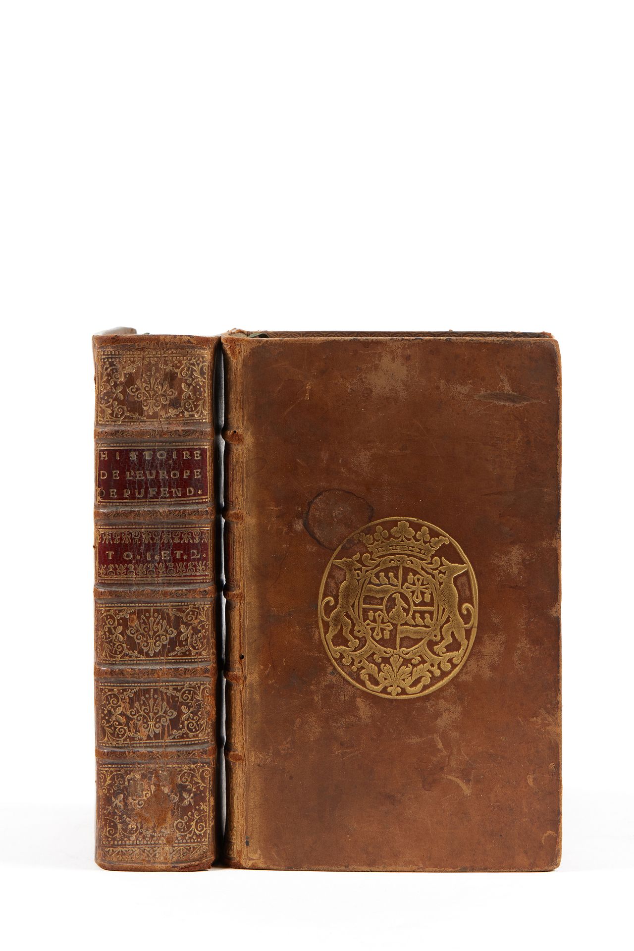 PUFENDORF, Samuel. 欧洲主要国家的历史简介。阿姆斯特丹，由该协会出资，1710年。4卷2合12册。全套当代哈瓦那小牛皮，木板中央有镀金臂，书脊&hellip;