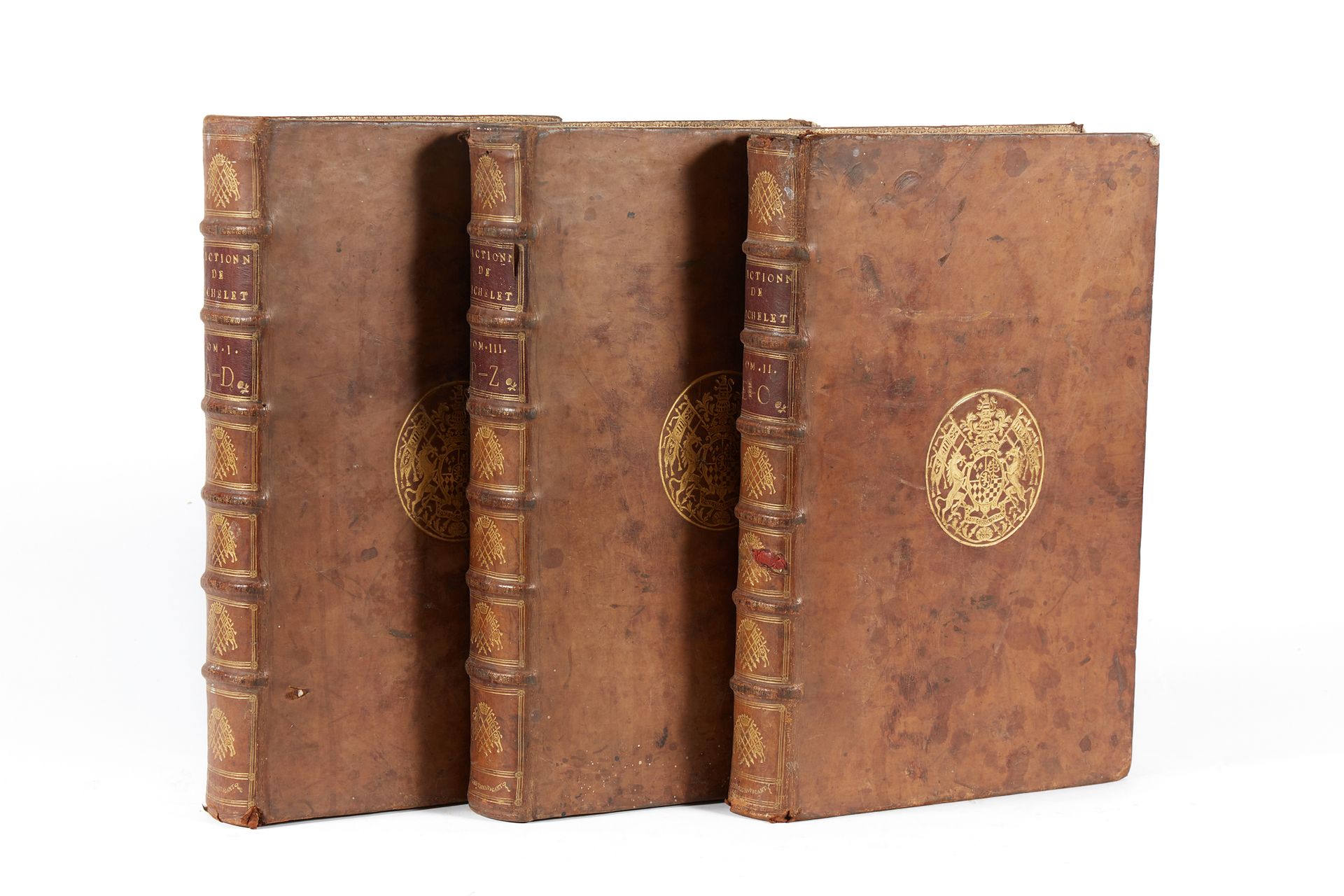 RICHELET, Pierre. 法国语言词典，古代和现代。巴黎，雅克-埃斯蒂安，1728年。3卷本。全现代小牛皮，木板上有镀金的臂章，书脊上有纹章的铁圈装饰&hellip;
