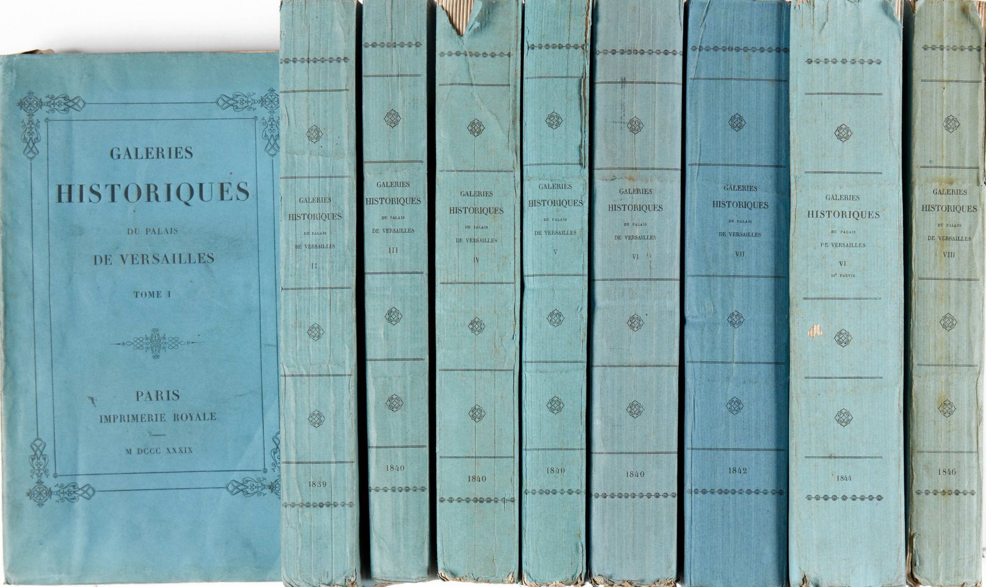 Null 凡尔赛宫的历史陈列馆。巴黎，国家出版社，1839-1846年，8卷9册。平装书，印刷封面。
缺少第九卷。
雀斑。