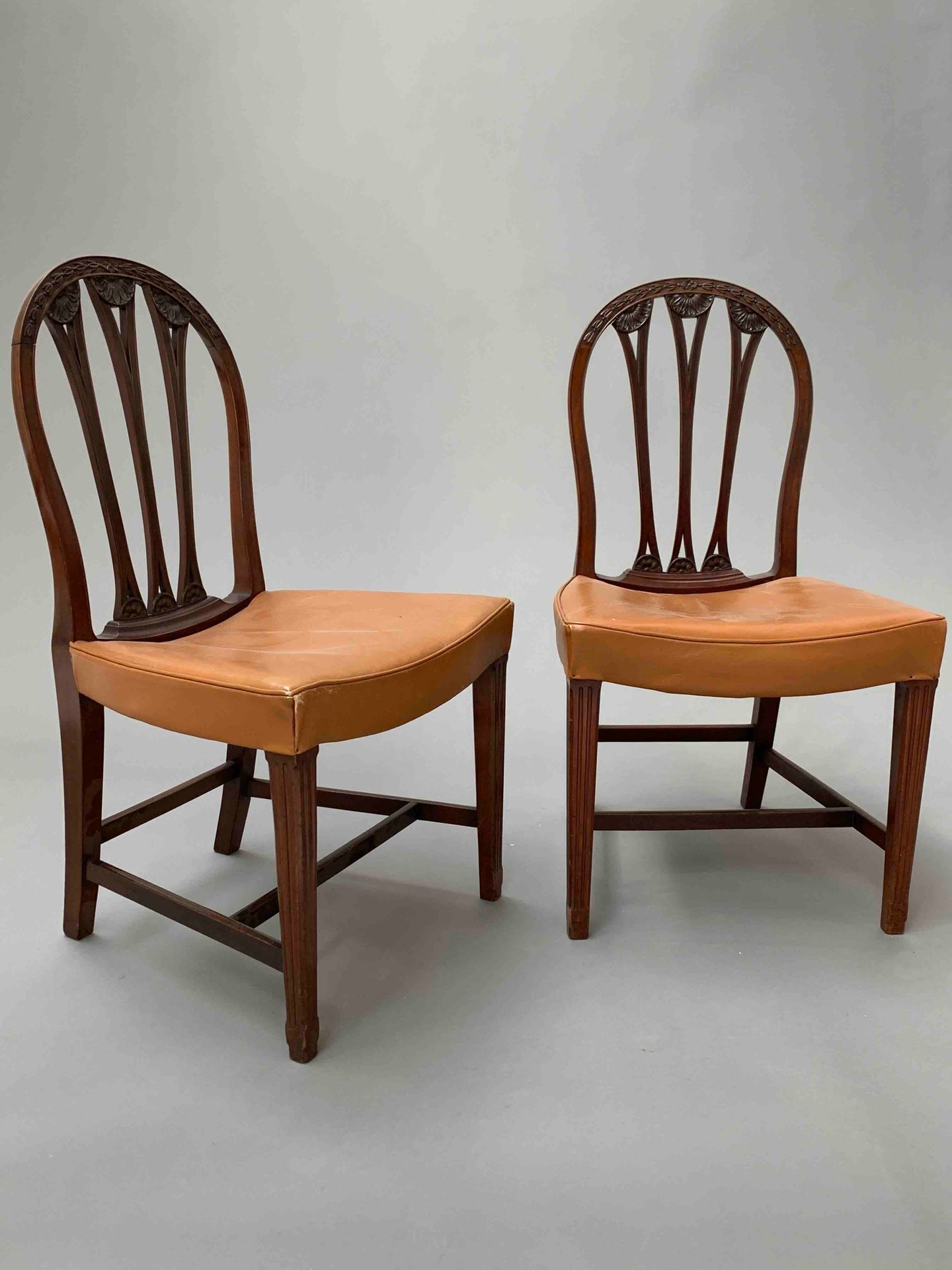 Null TRAVAIL 1900-1920

Paire de chaises en bois teinté sculpté de motifs florau&hellip;