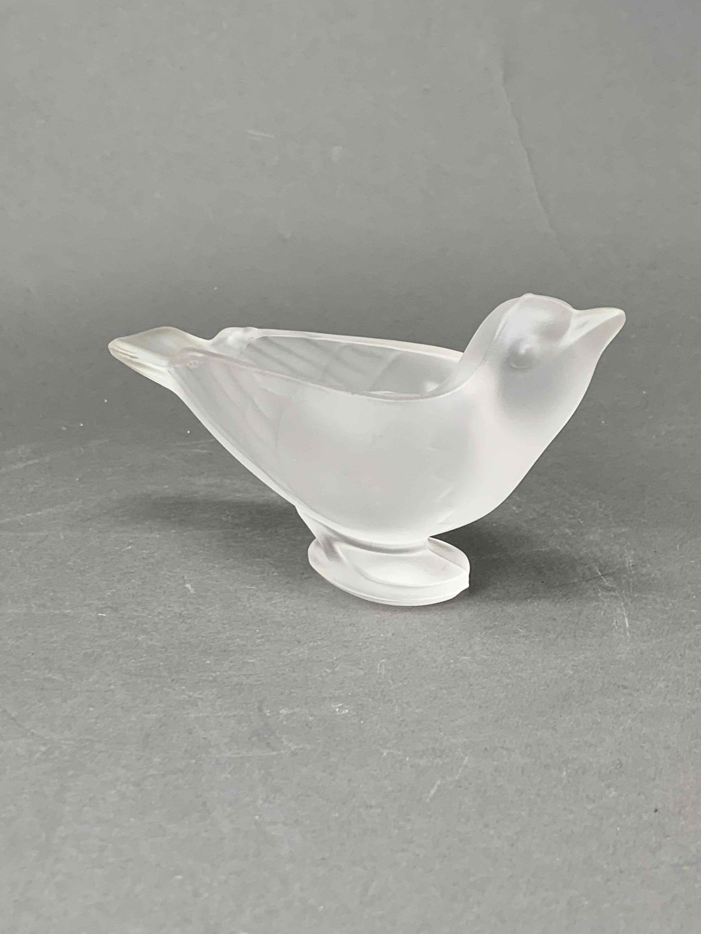 Null SEVRES

Vide-poches en verre moulé-pressé satiné figurant un oiseau



L : &hellip;