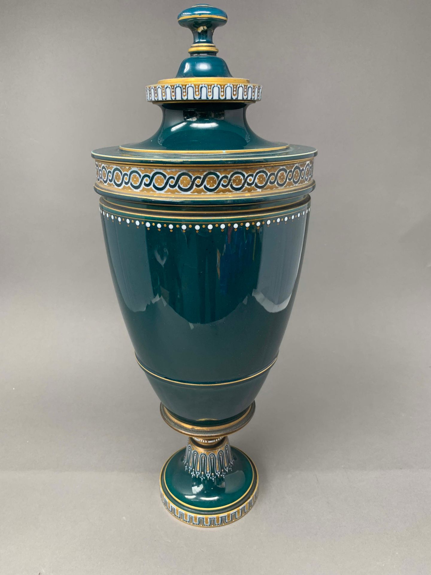 Null MANUFACTURE NATIONALE DE SÈVRES

Vase couvert en porcelaine émaillée verte &hellip;