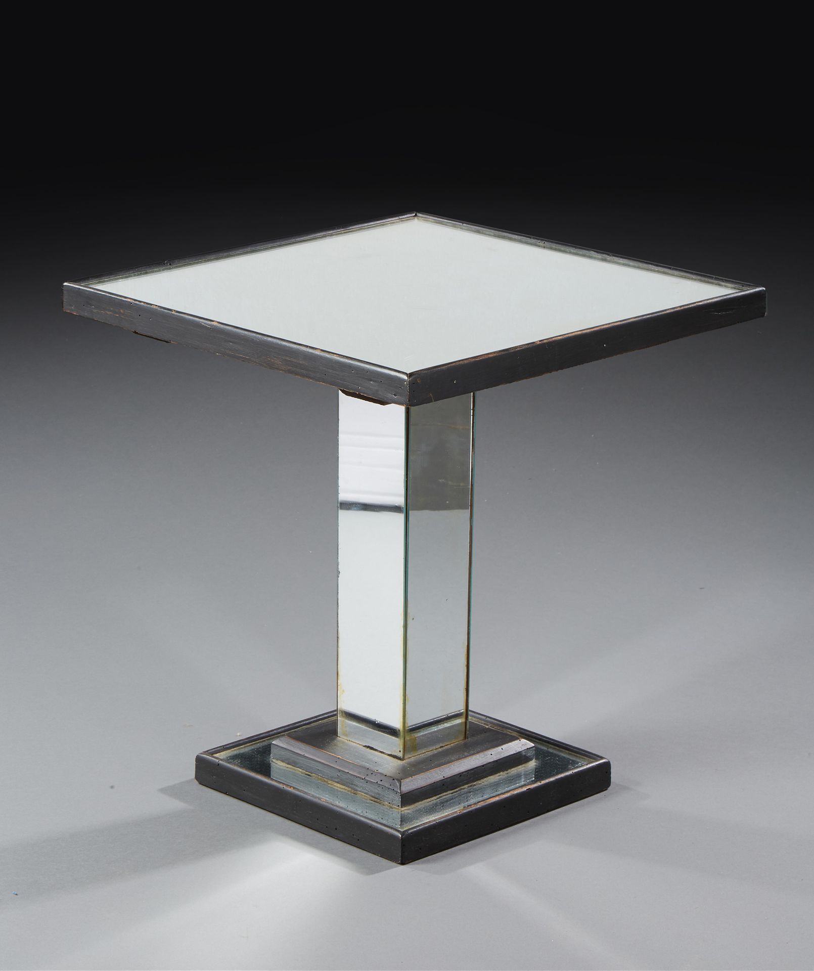 Null JACQUES ADNET (1901-1984)

Table d’appoint moderniste en bois laqué noir et&hellip;