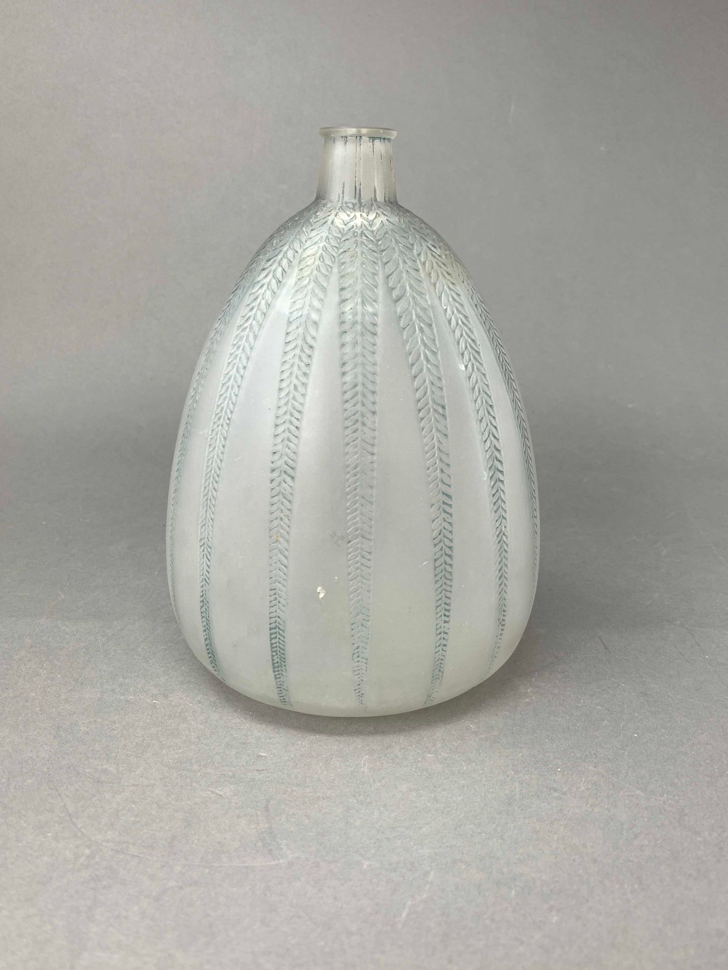 Null René LALIQUE (1860-1945)

Vase « Fougères » en en verre blanc satiné moulé-&hellip;