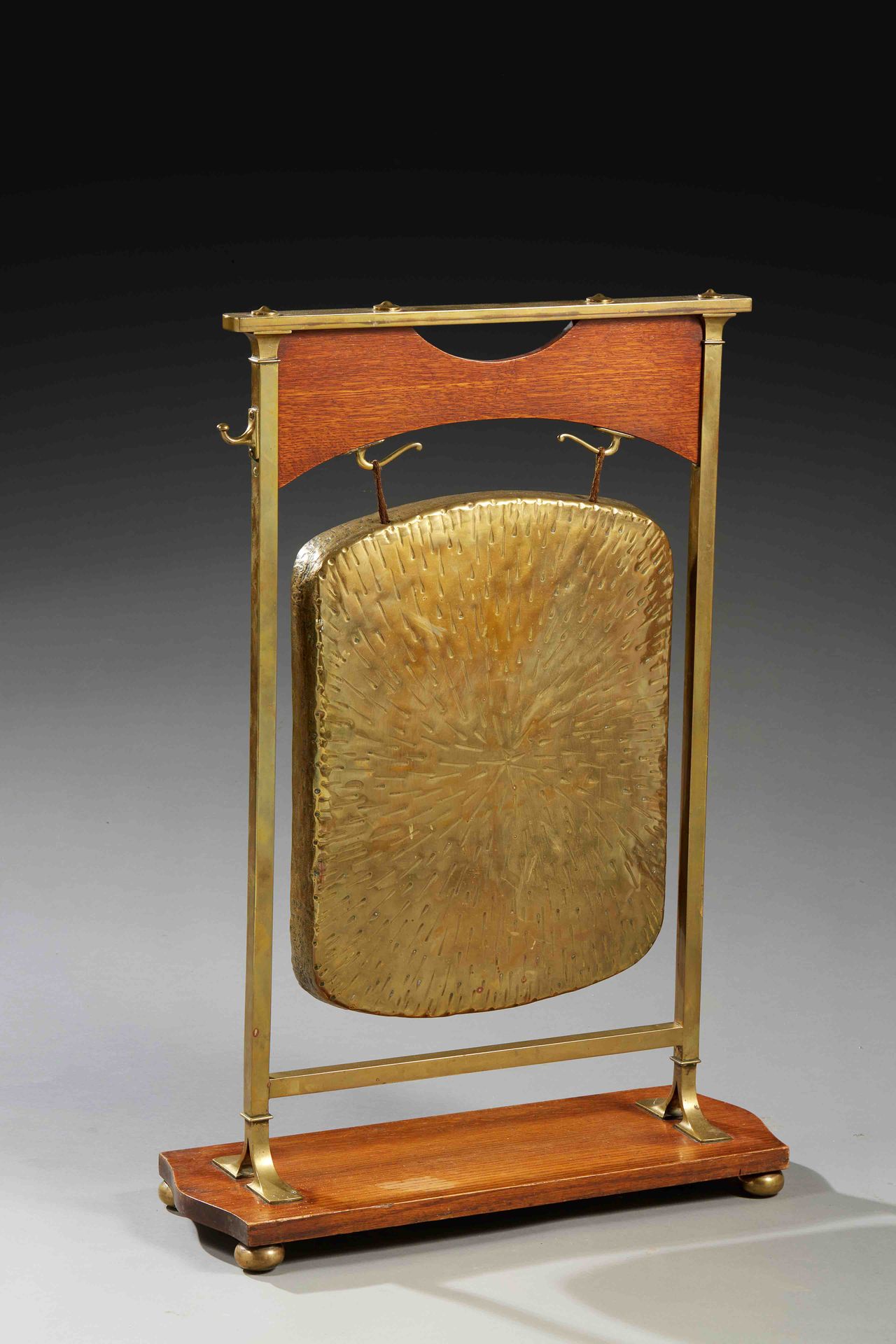 Null Travail Anglais 1900/Arts Crafts

Gong en laiton doré reposant sur une base&hellip;