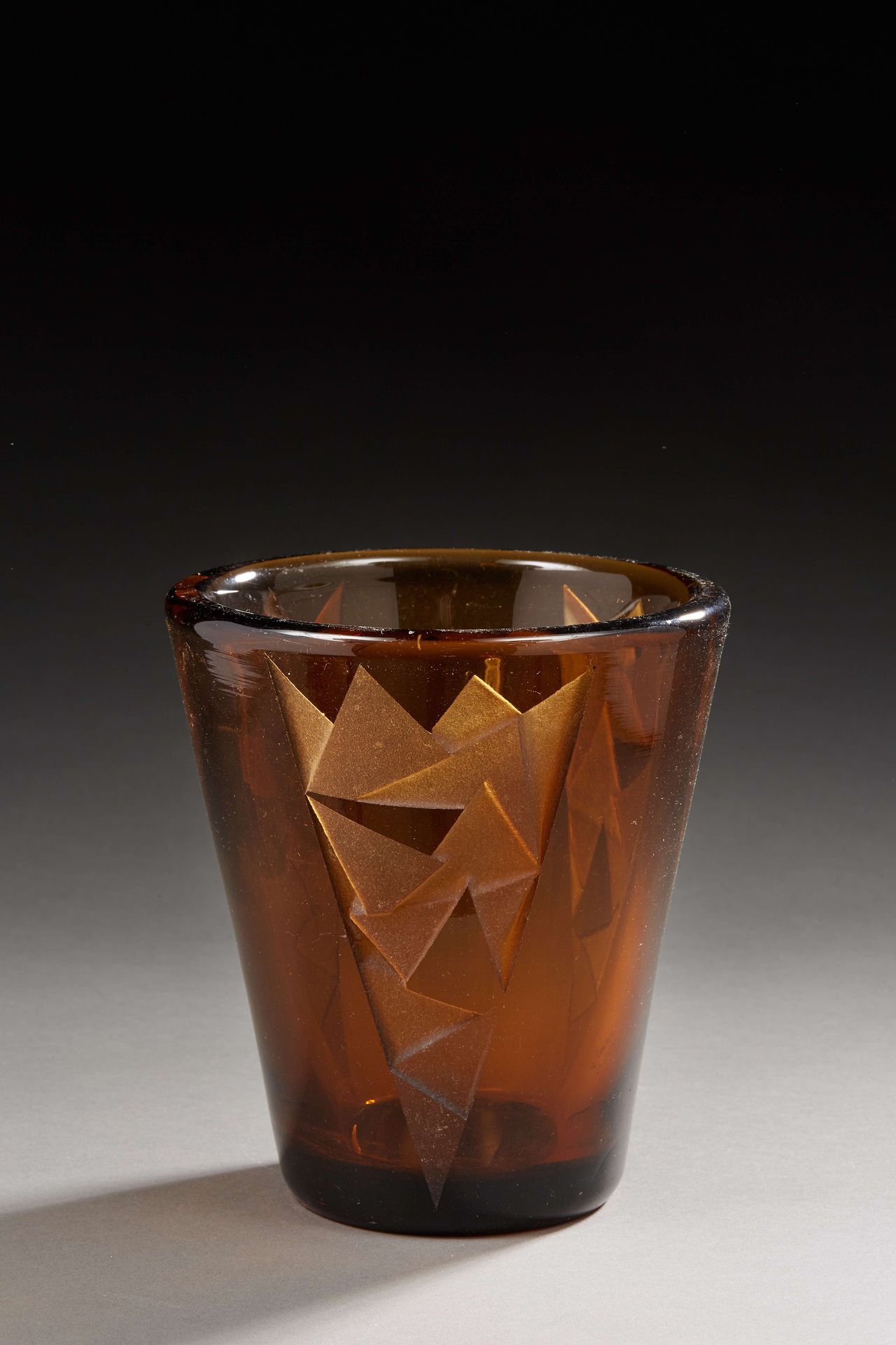 Null Jean LUCE (1895-1964)

Vase tronconique en verre fumé épais à décor géométr&hellip;