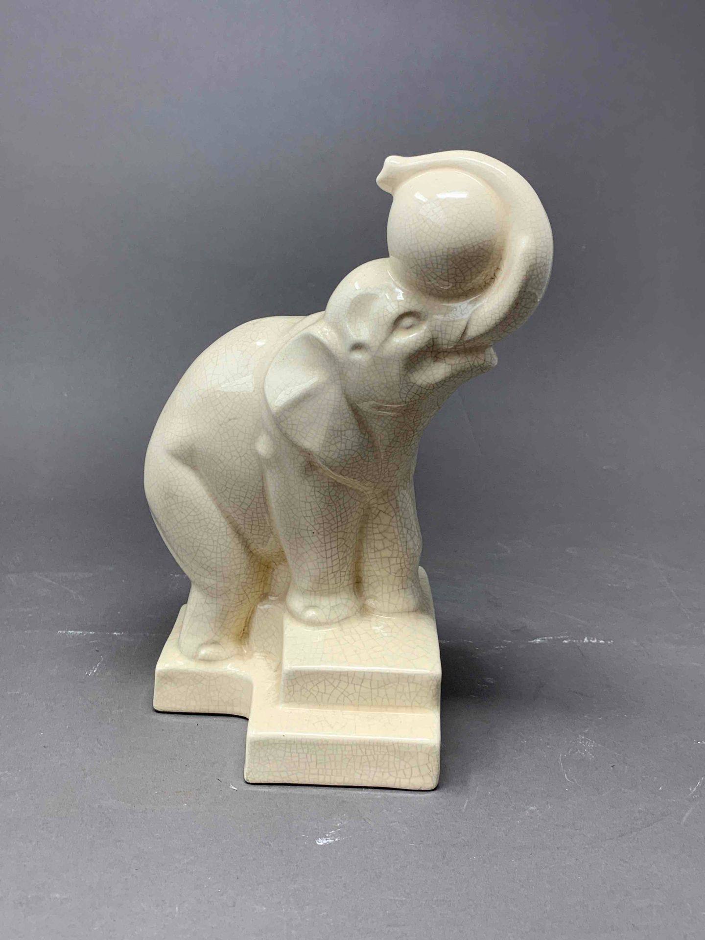 Null 
Manufacture de Longwy




Sculpture représentant un éléphant tenant un bal&hellip;