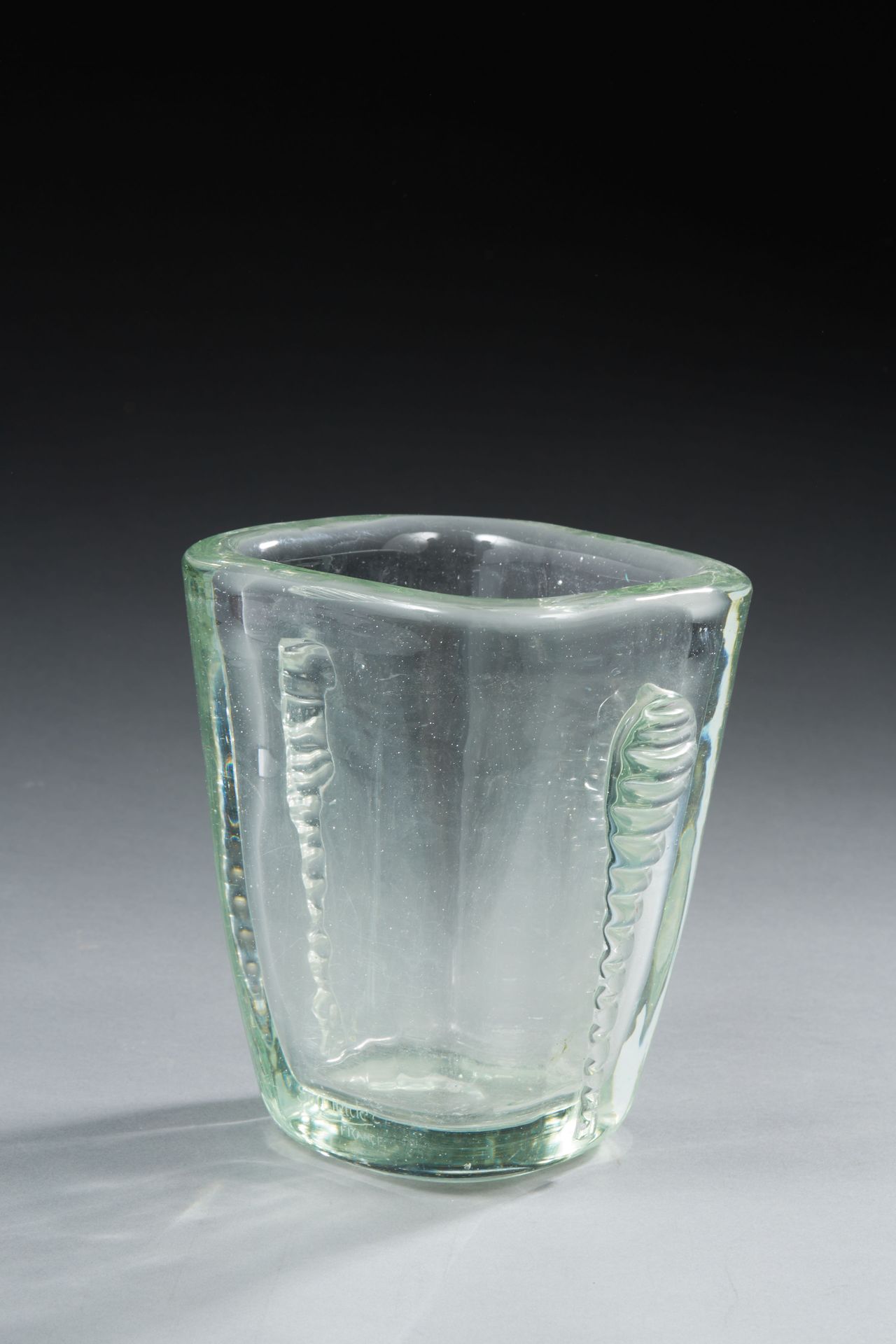 Null SCHNEIDER FRANCE

Vase en verre blanc moulé modelé à chaud

Signé

H : 17 c&hellip;