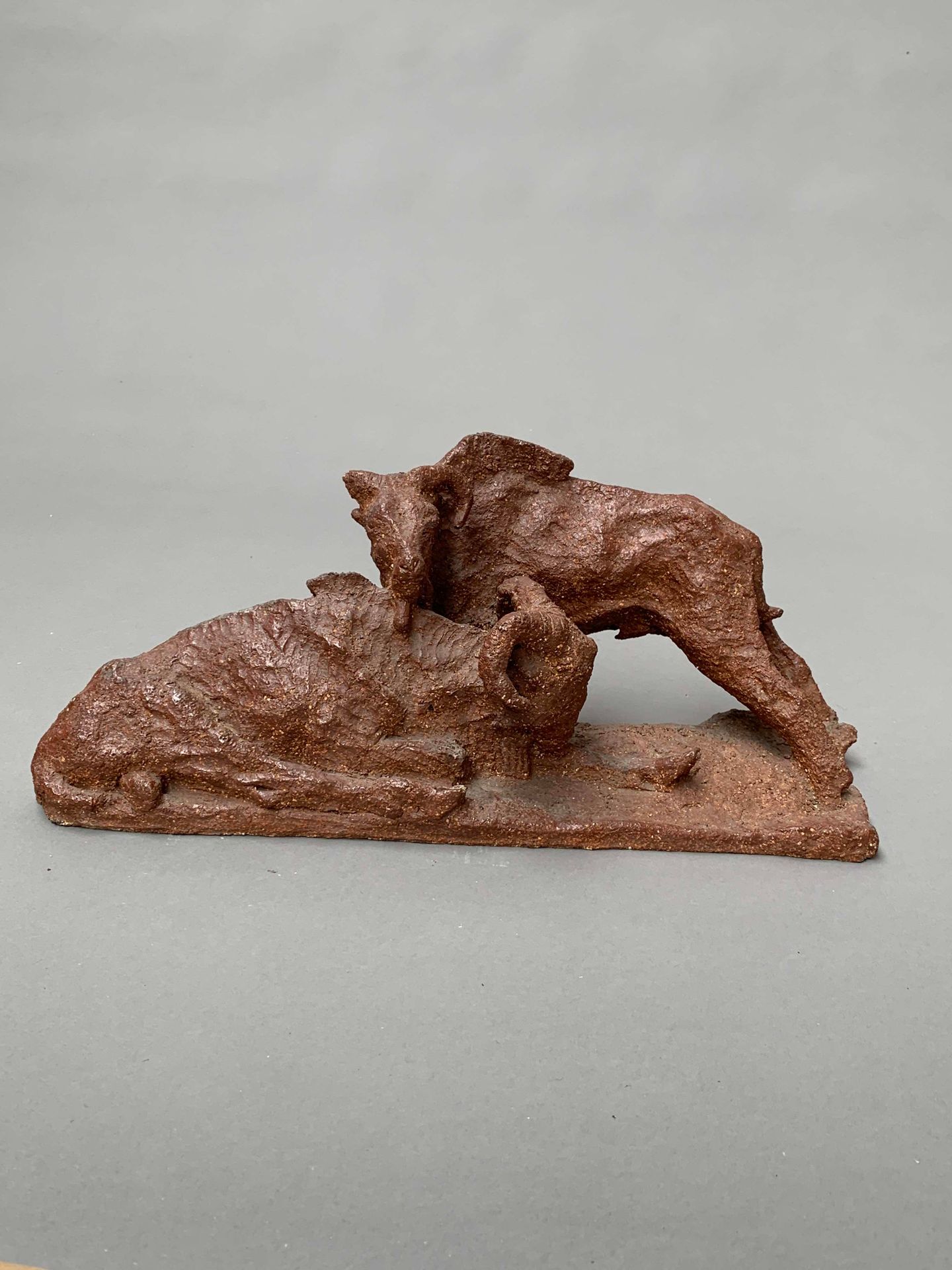 Null Sculpture en terre cuite à patine ocre figurant un couple de mouflons. 

H &hellip;