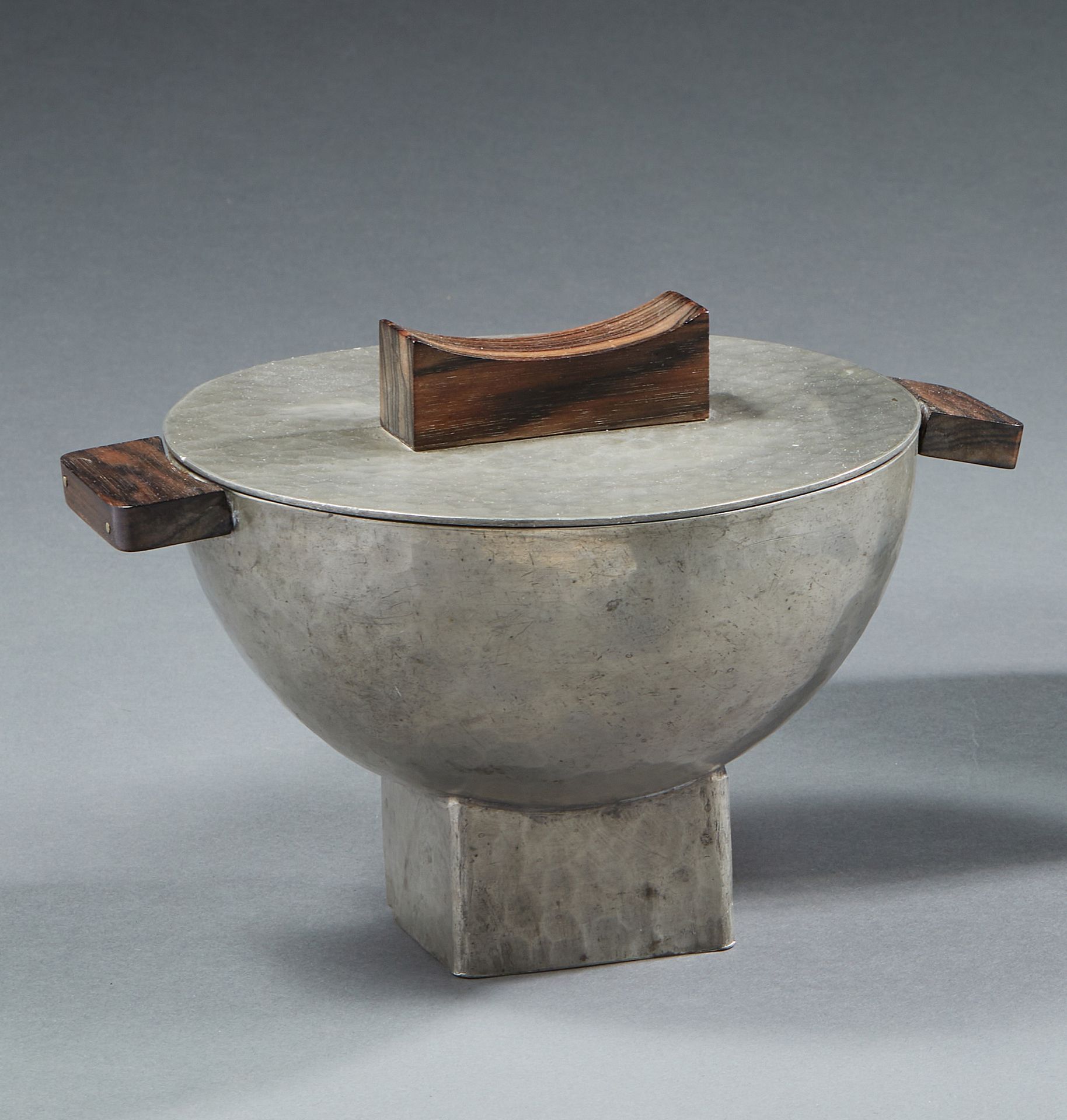 Null TRAVAIL 1930

Pot couvert moderniste en métal martelé à anses et prise en é&hellip;