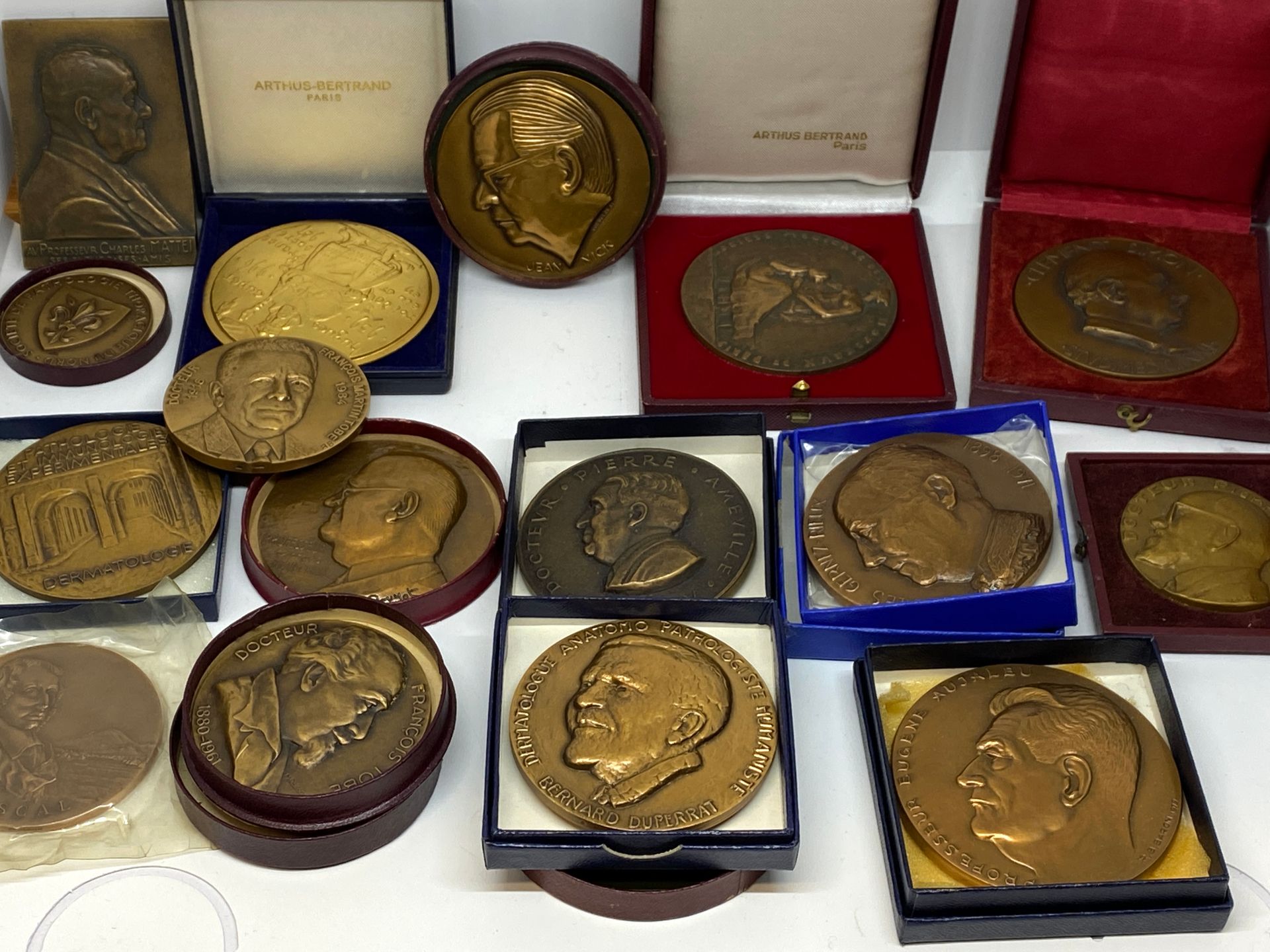 Null Ensemble de 17 médailles commémoratives en bronze dont certaines à caractèr&hellip;