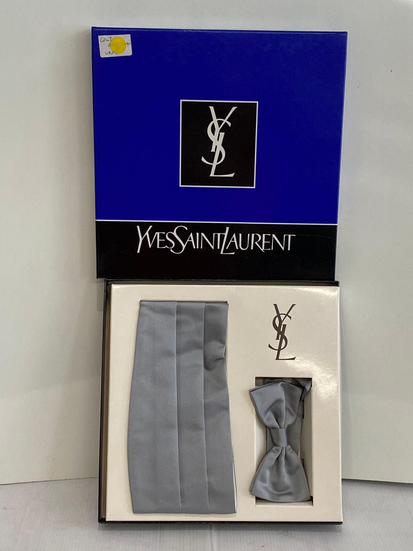 Null [MODE]

Yves Saint Laurent 

Duo pochette et nœud papillon contenus dans le&hellip;