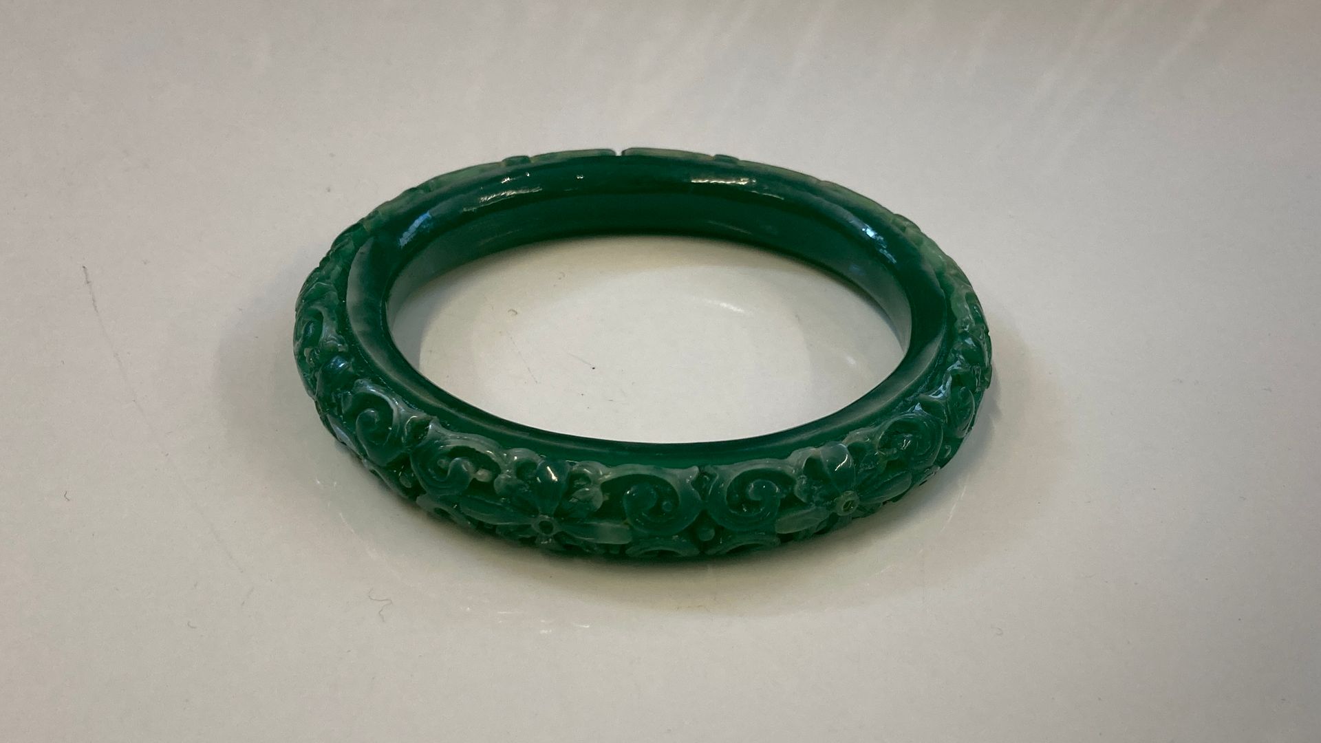 Null Bracelet de couleur verte en en composition à l'imitation du jade.

Diam. :&hellip;