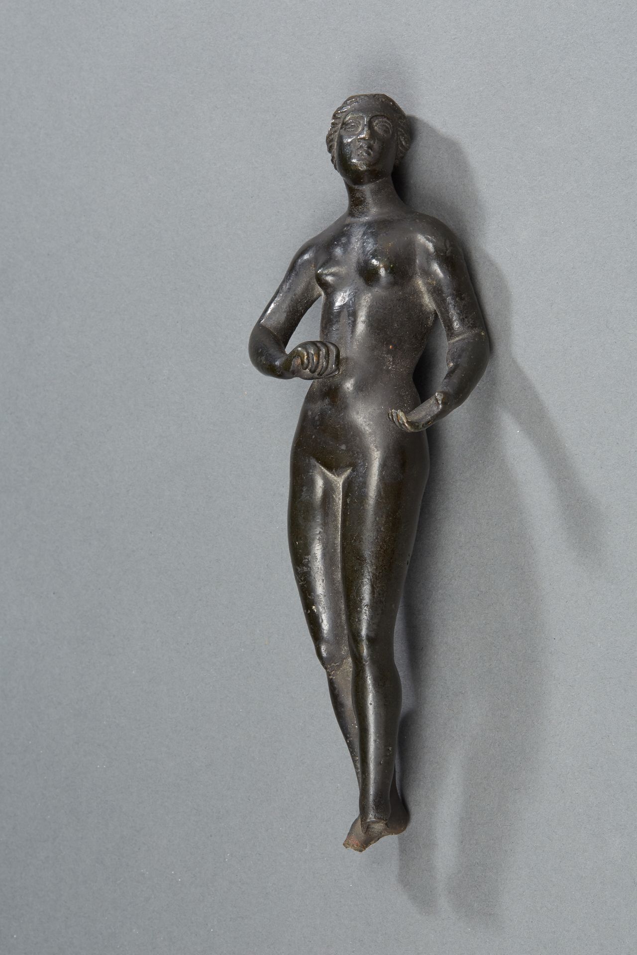 Null 
Sujet en bronze à patine noire représentant une femme nue d'après l'antiqu&hellip;