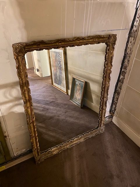 Null Miroir en stuc doré. 

Style du XVIIIe siècle.

Dim. 98 x 76cm