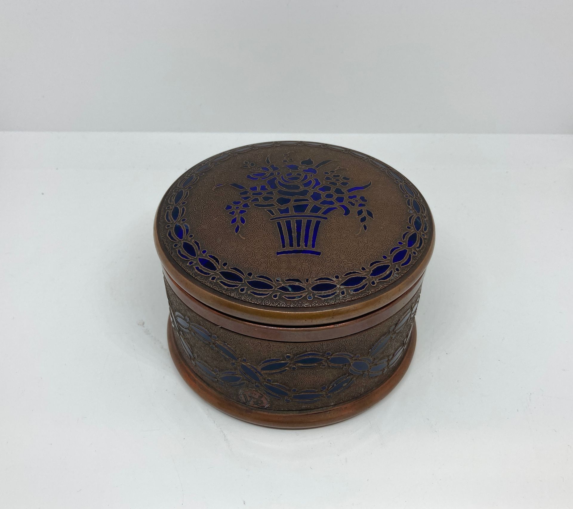 Null TRAVAIL 1900-1910

Boite circulaire en verre teinté bleu à décor végétal ni&hellip;