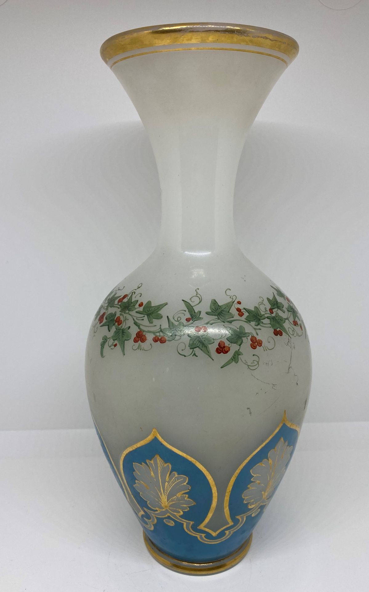 Null Vase en opaline à décor d'une frises de fleurs et d'un liseret doré sur le &hellip;