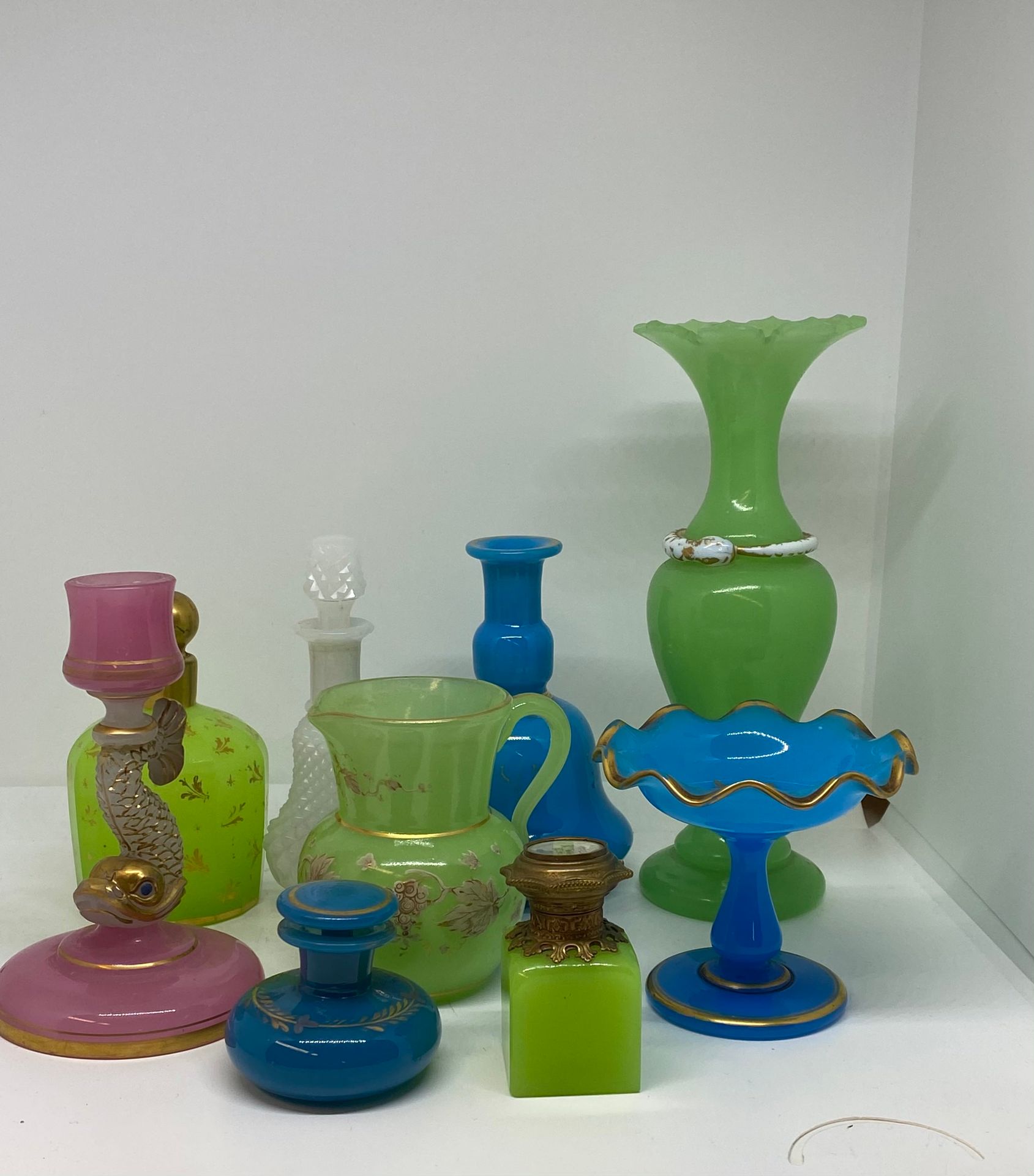 Null Ensemble de 14 objets en opaline vert, bleu, blanc et rose, comprenant cert&hellip;