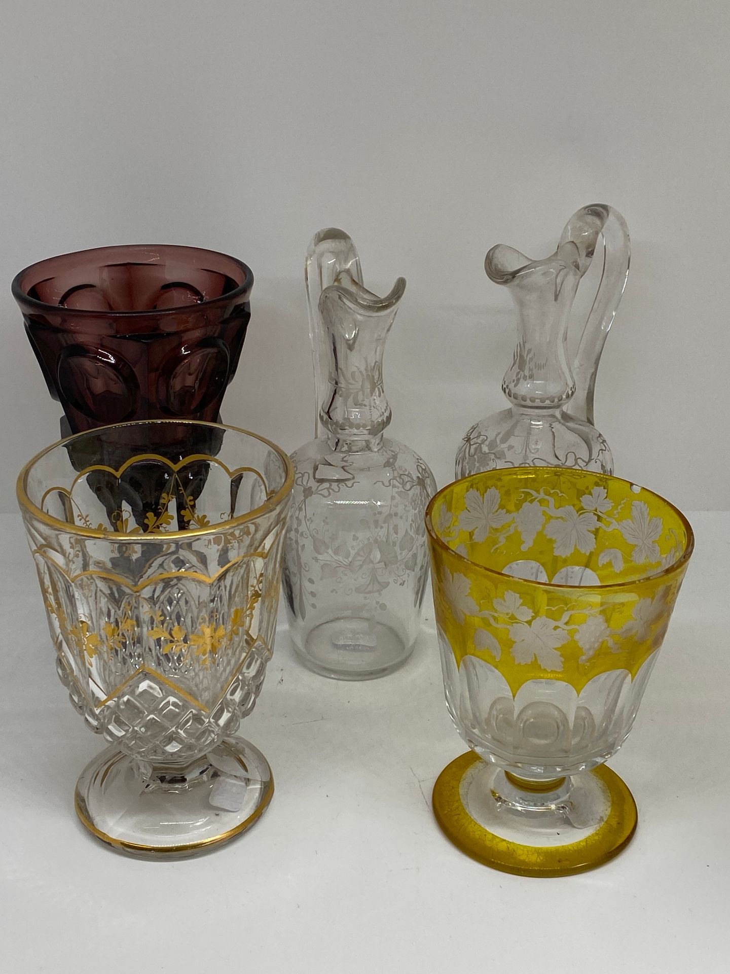 Null Ensemble de verrerie comprenant deux carafes en verre gravé et trois verres&hellip;